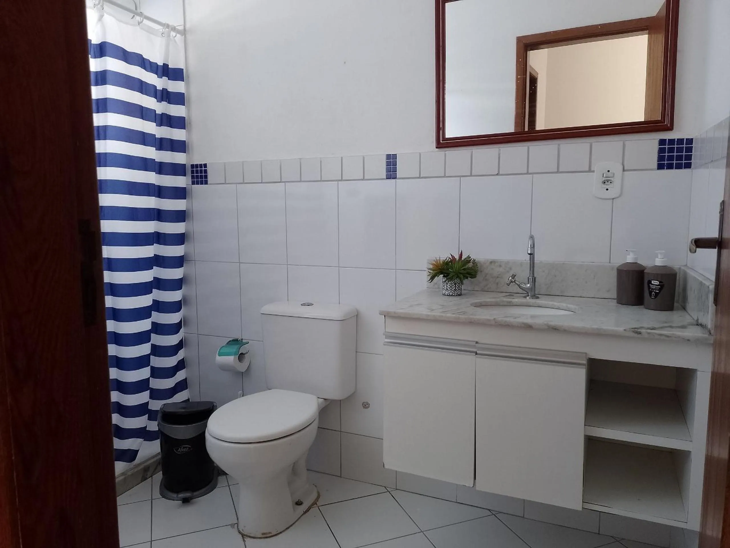 Bathroom in ECONOMICS- Amplo, Ventilado e Aconchegante