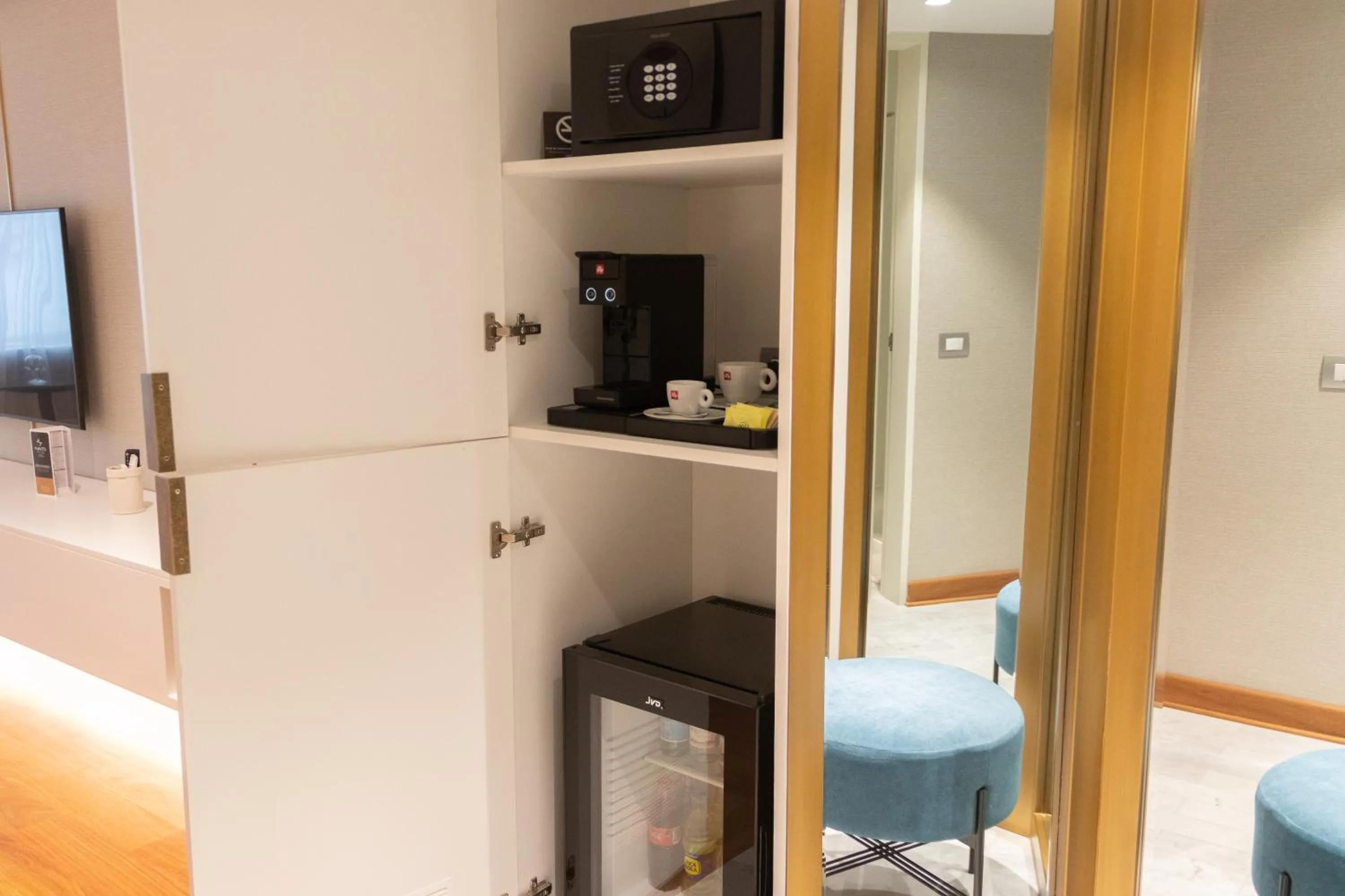 Coffee/tea facilities in Manto Hotel Lima - MGallery Collection