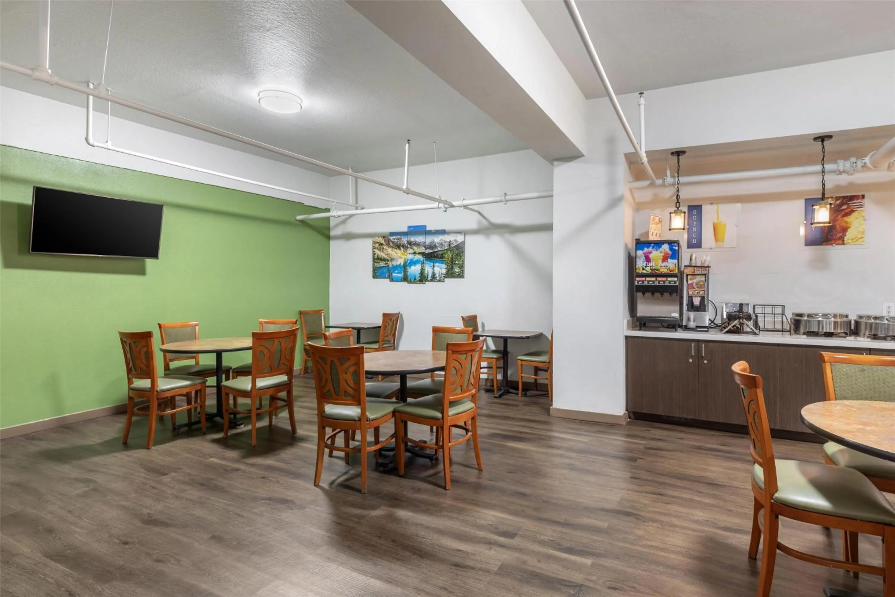 Restaurant/places to eat in SureStay Plus Hotel by Best Western Mammoth Lakes