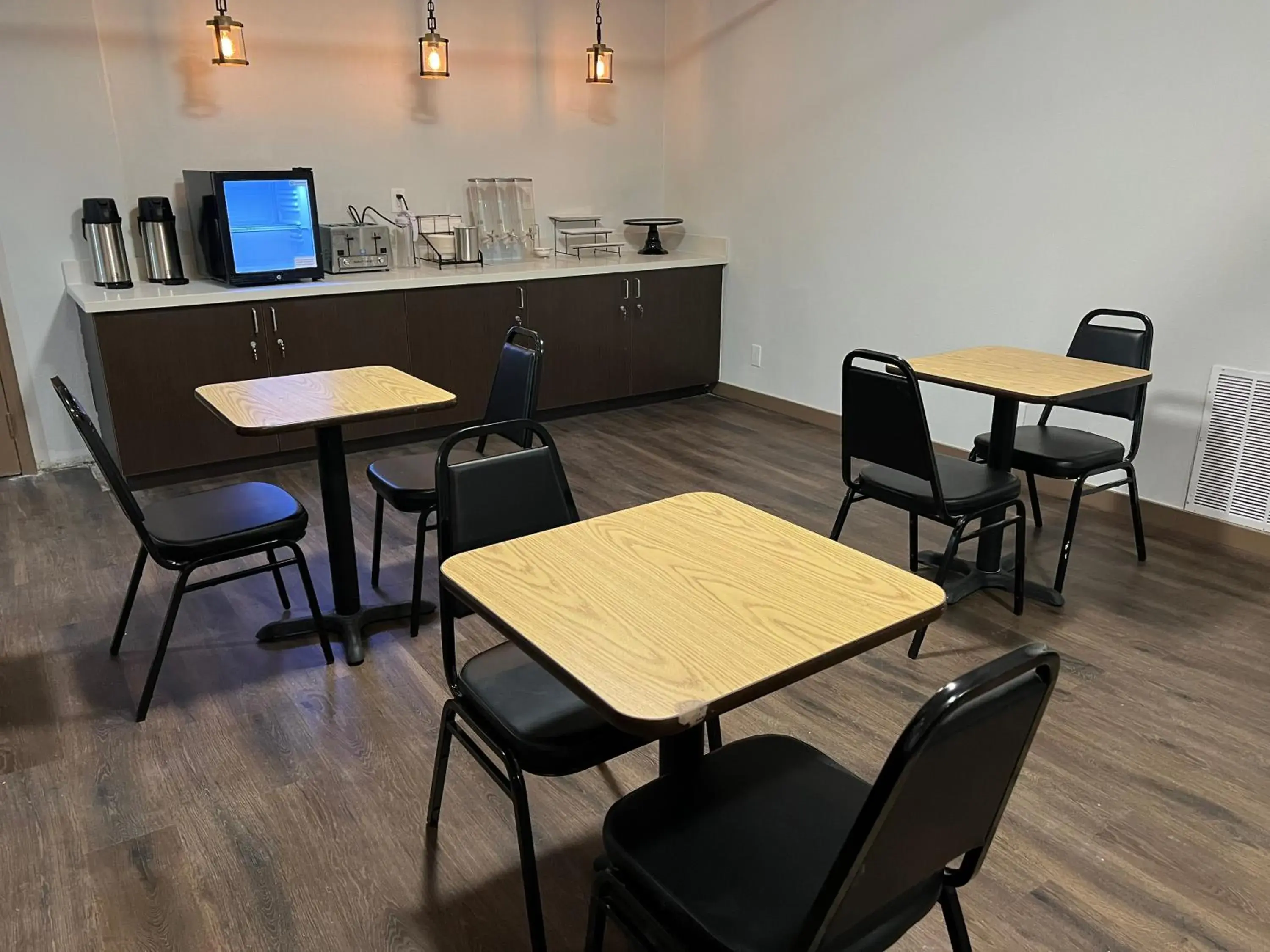 Breakfast in SureStay Plus Hotel by Best Western Mammoth Lakes Breakfast in SureStay Plus Hotel by Best Western Mammoth Lakes