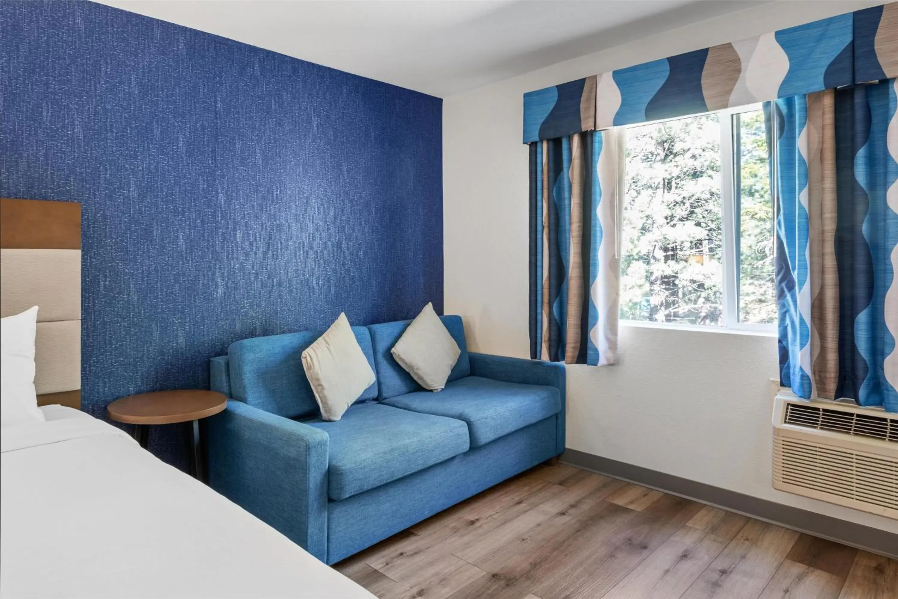 Bedroom, Bed in SureStay Plus Hotel by Best Western Mammoth Lakes Bedroom, Bed in SureStay Plus Hotel by Best Western Mammoth Lakes