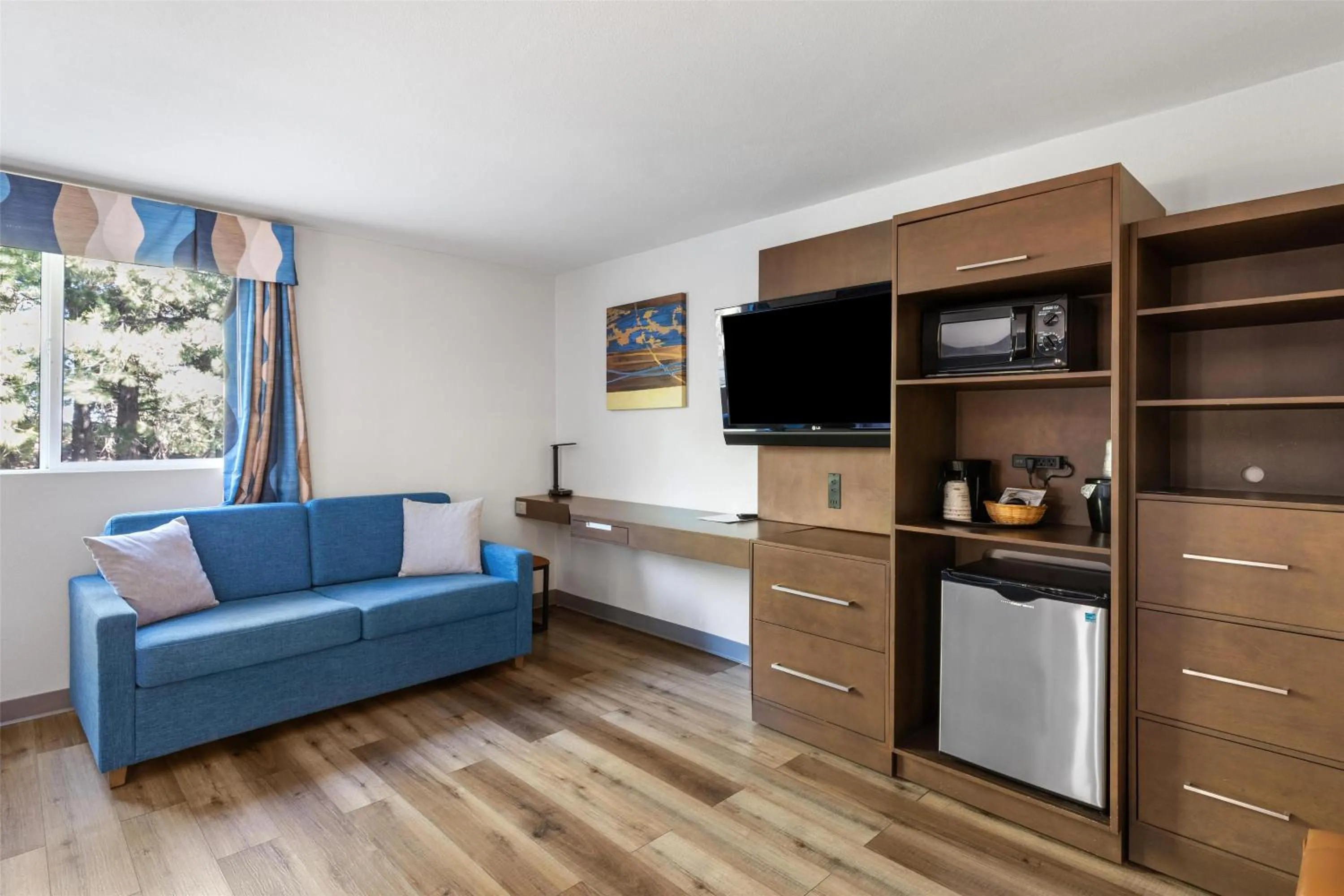 Bedroom in SureStay Plus Hotel by Best Western Mammoth Lakes