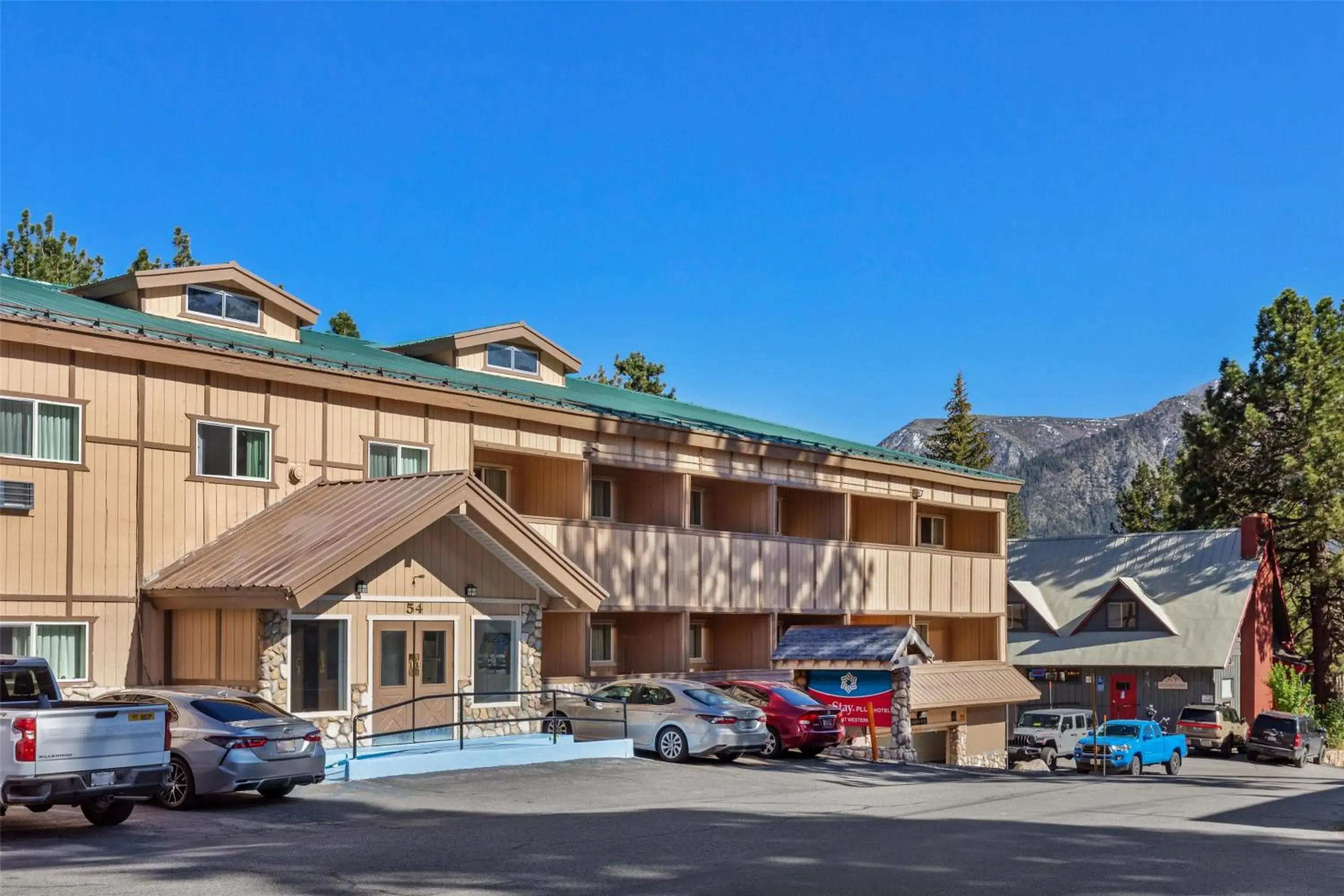 Property building in SureStay Plus Hotel by Best Western Mammoth Lakes Property building in SureStay Plus Hotel by Best Western Mammoth Lakes