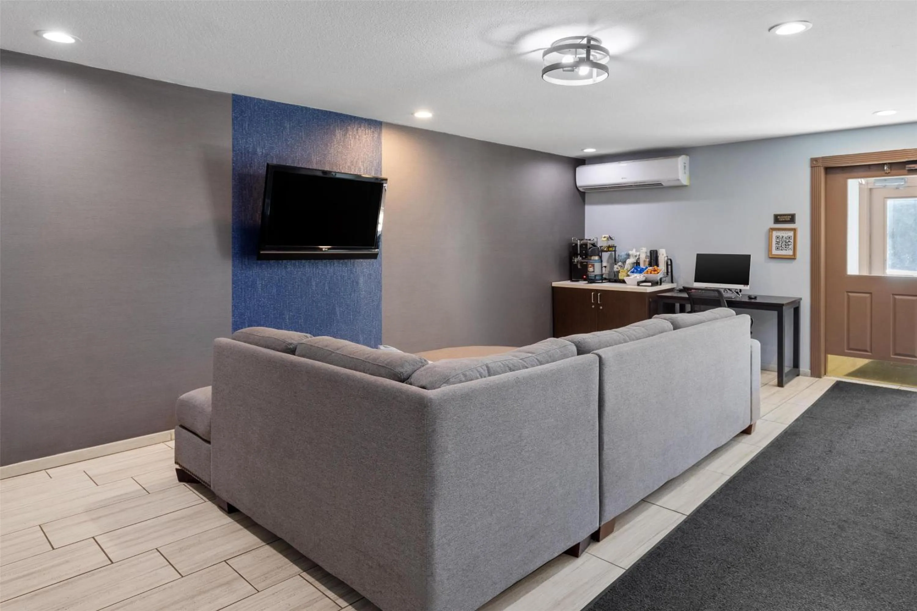 Lobby or reception in SureStay Plus Hotel by Best Western Mammoth Lakes