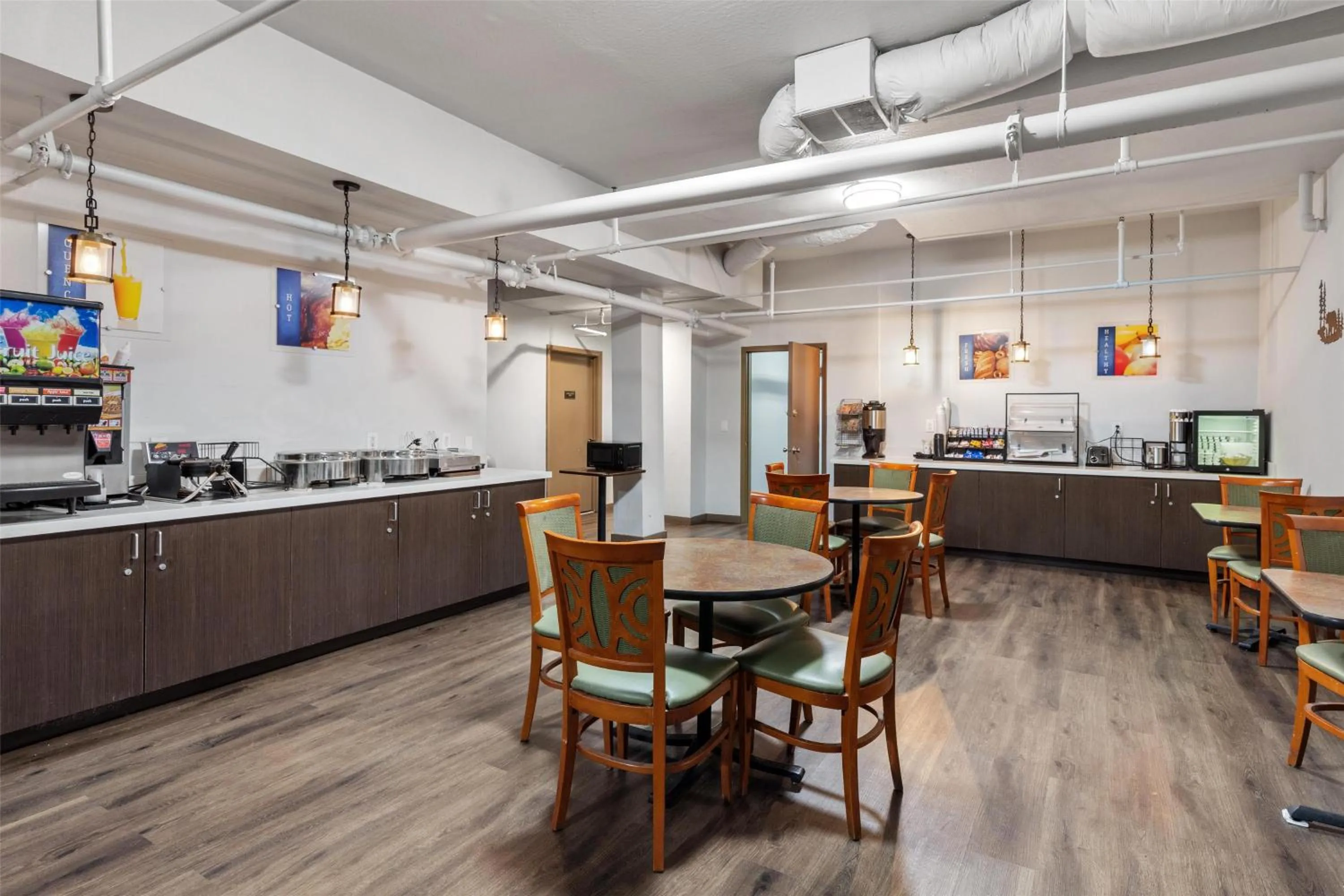 Restaurant/places to eat in SureStay Plus Hotel by Best Western Mammoth Lakes