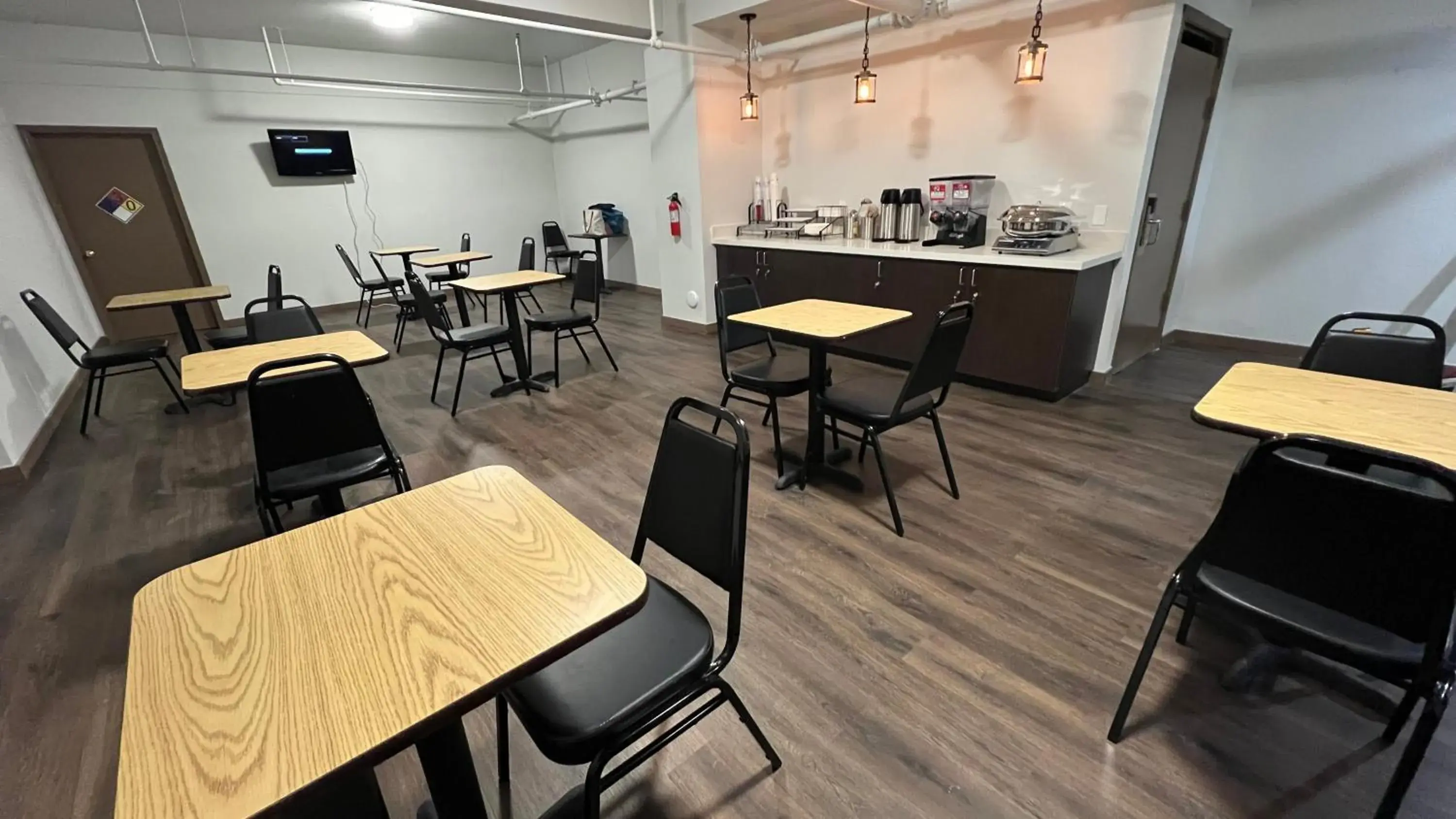 Breakfast in SureStay Plus Hotel by Best Western Mammoth Lakes Breakfast in SureStay Plus Hotel by Best Western Mammoth Lakes