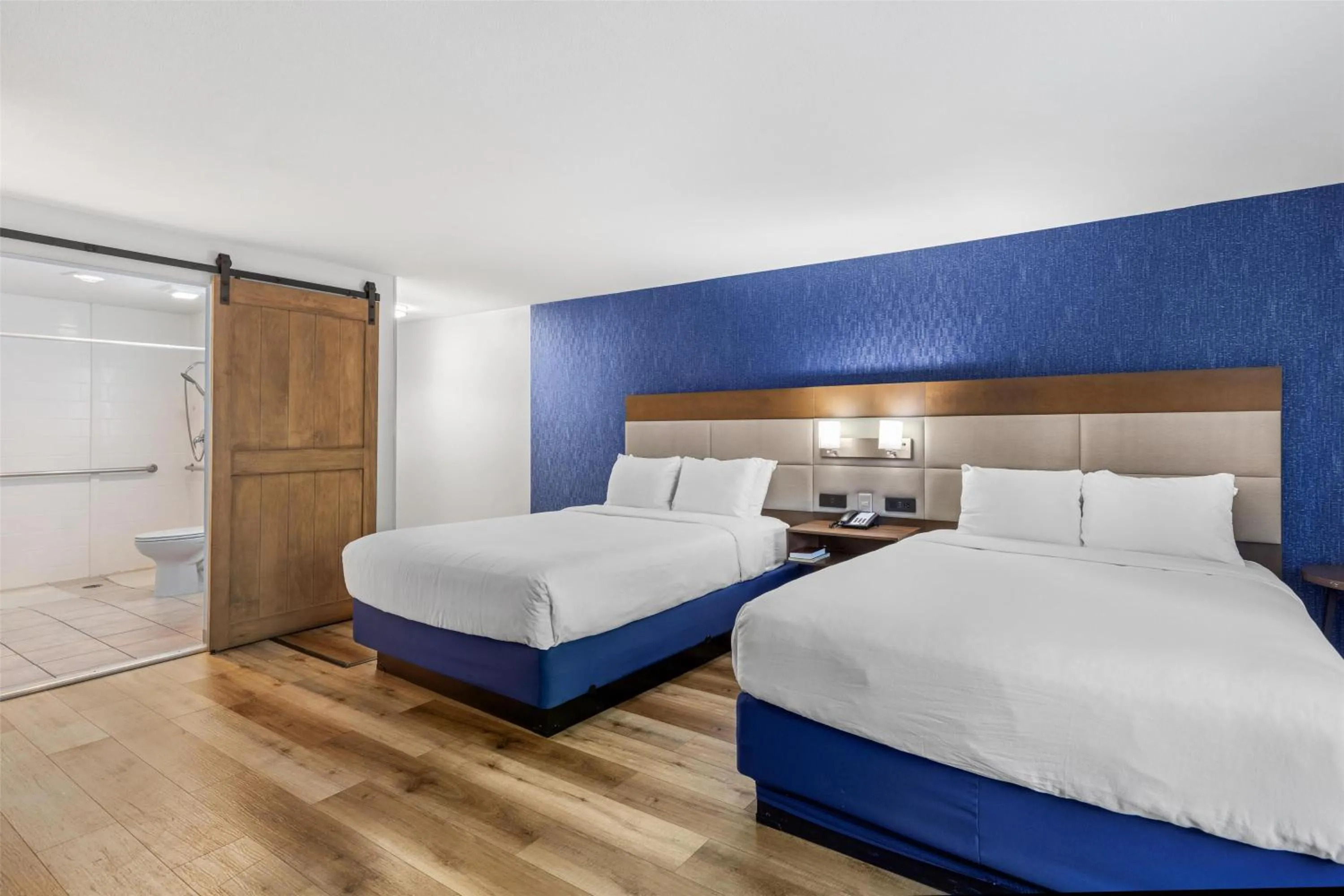 Bedroom, Bed in SureStay Plus Hotel by Best Western Mammoth Lakes