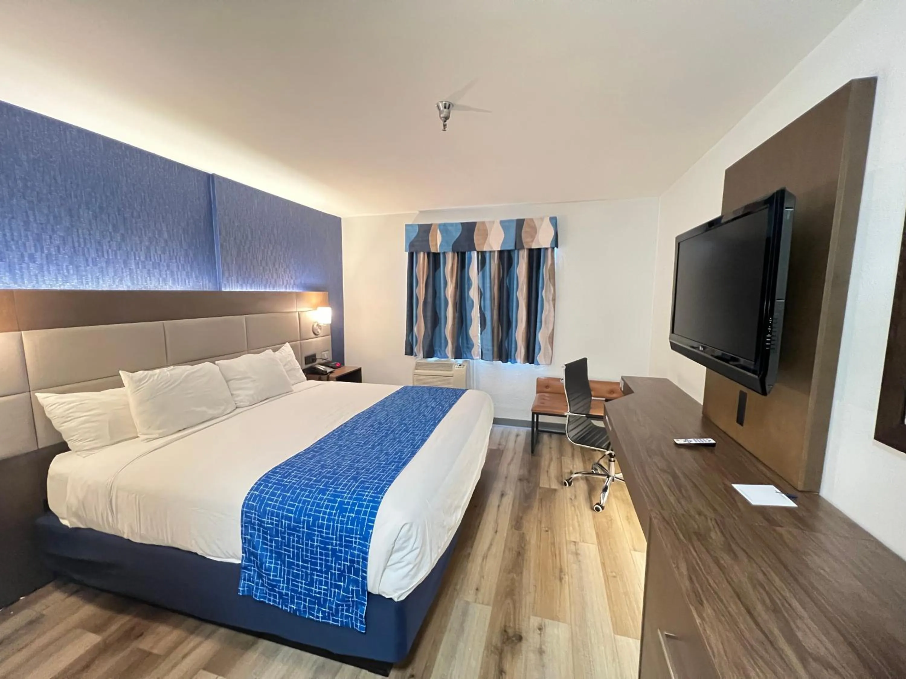 TV and multimedia, Bed in SureStay Plus Hotel by Best Western Mammoth Lakes