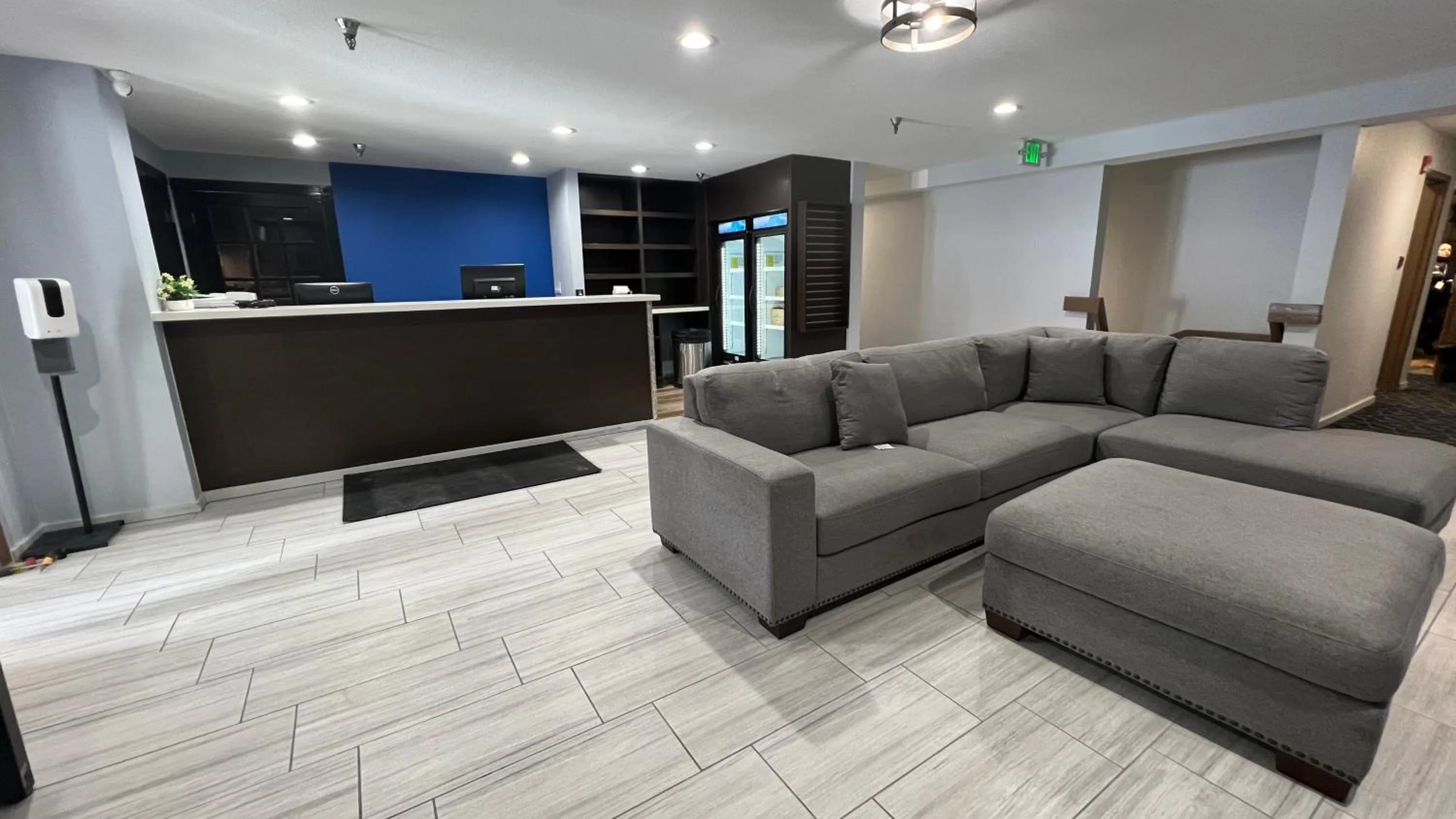 Lobby or reception in SureStay Plus Hotel by Best Western Mammoth Lakes