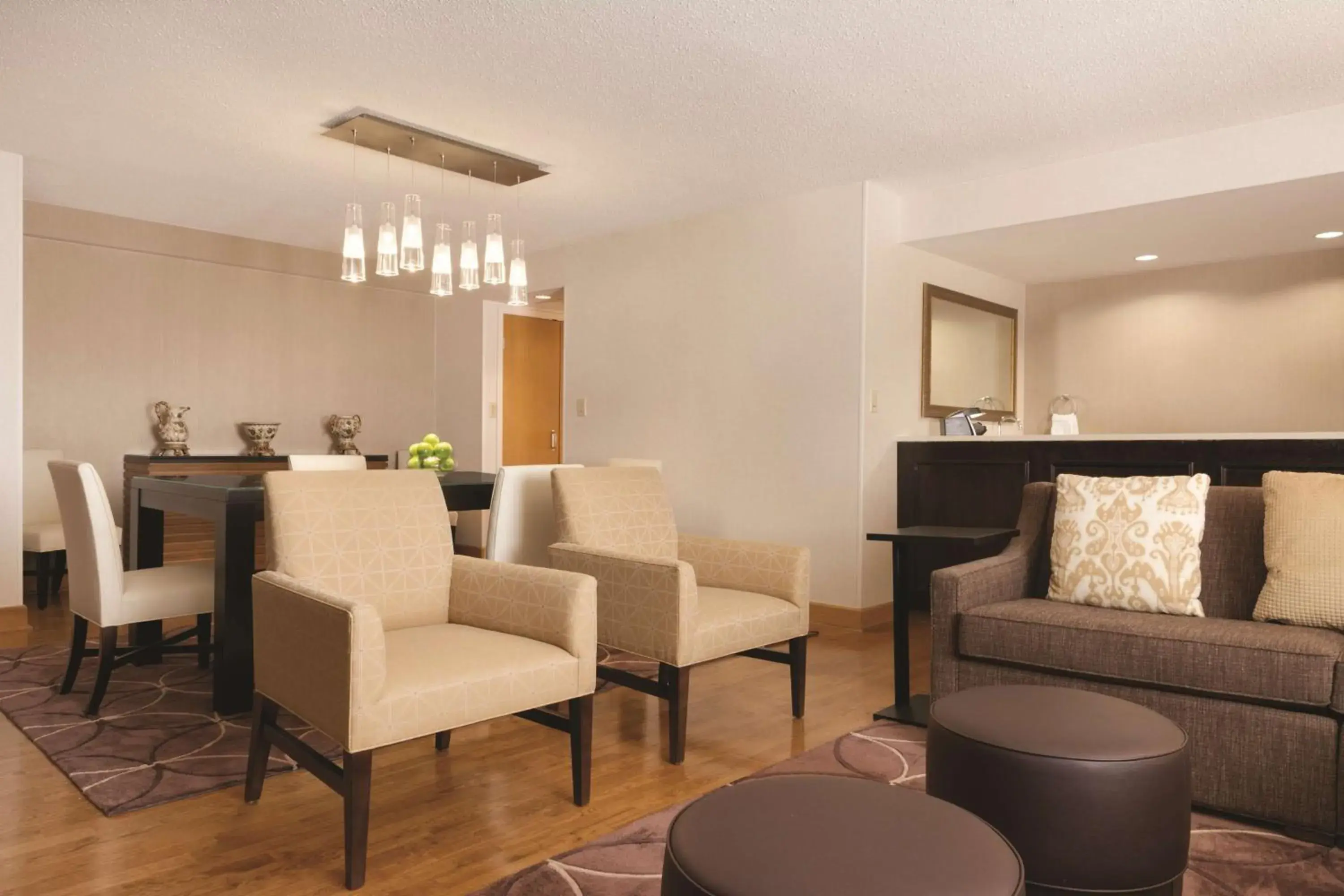 Living room in Embassy Suites Greenville Golf Resort & Conference Center Living room in Embassy Suites Greenville Golf Resort & Conference Center