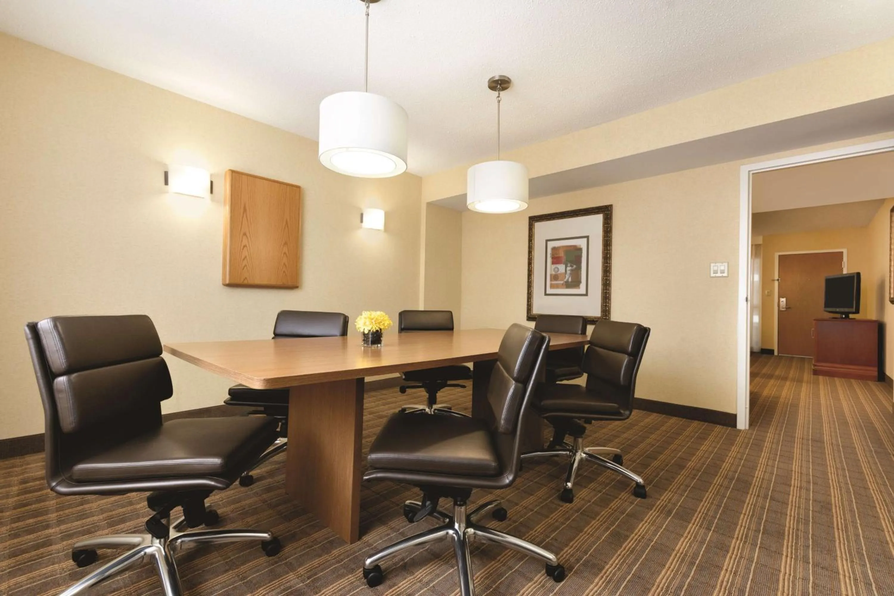 Living room in Embassy Suites Greenville Golf Resort & Conference Center