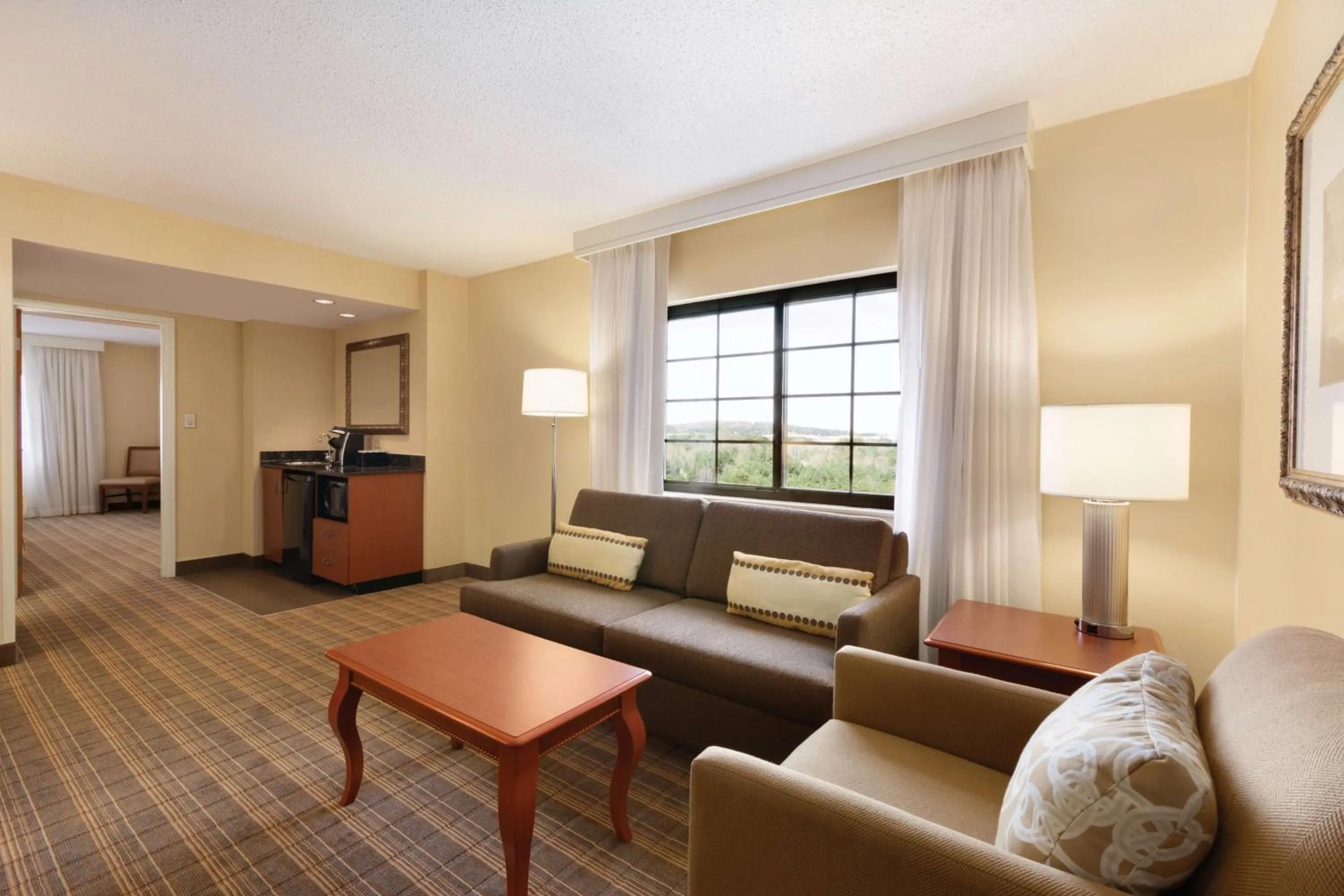 Living room in Embassy Suites Greenville Golf Resort & Conference Center