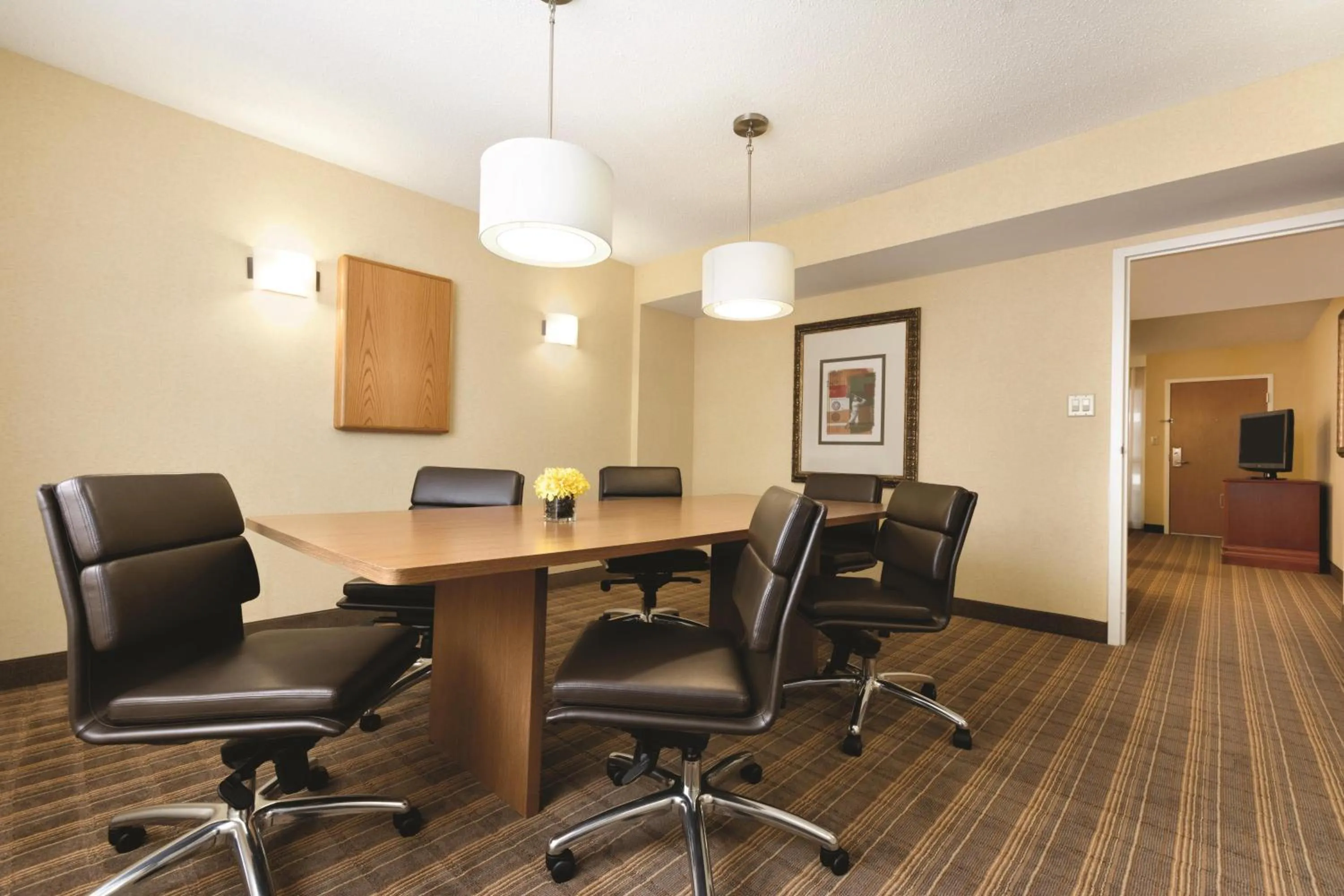 Living room in Embassy Suites Greenville Golf Resort & Conference Center