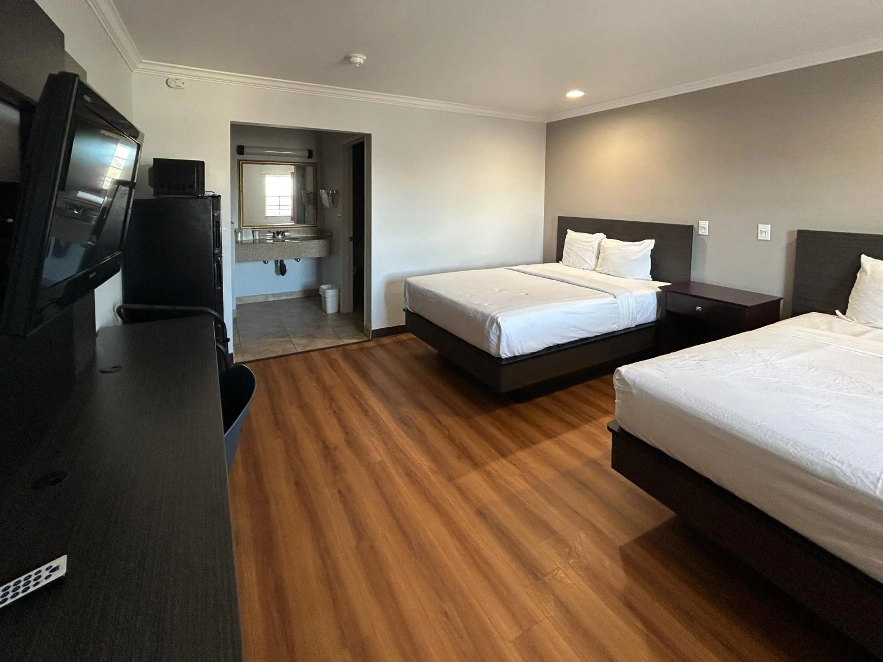 Photo of the whole room, Bed in Studio 6 Mojave, CA - Airport