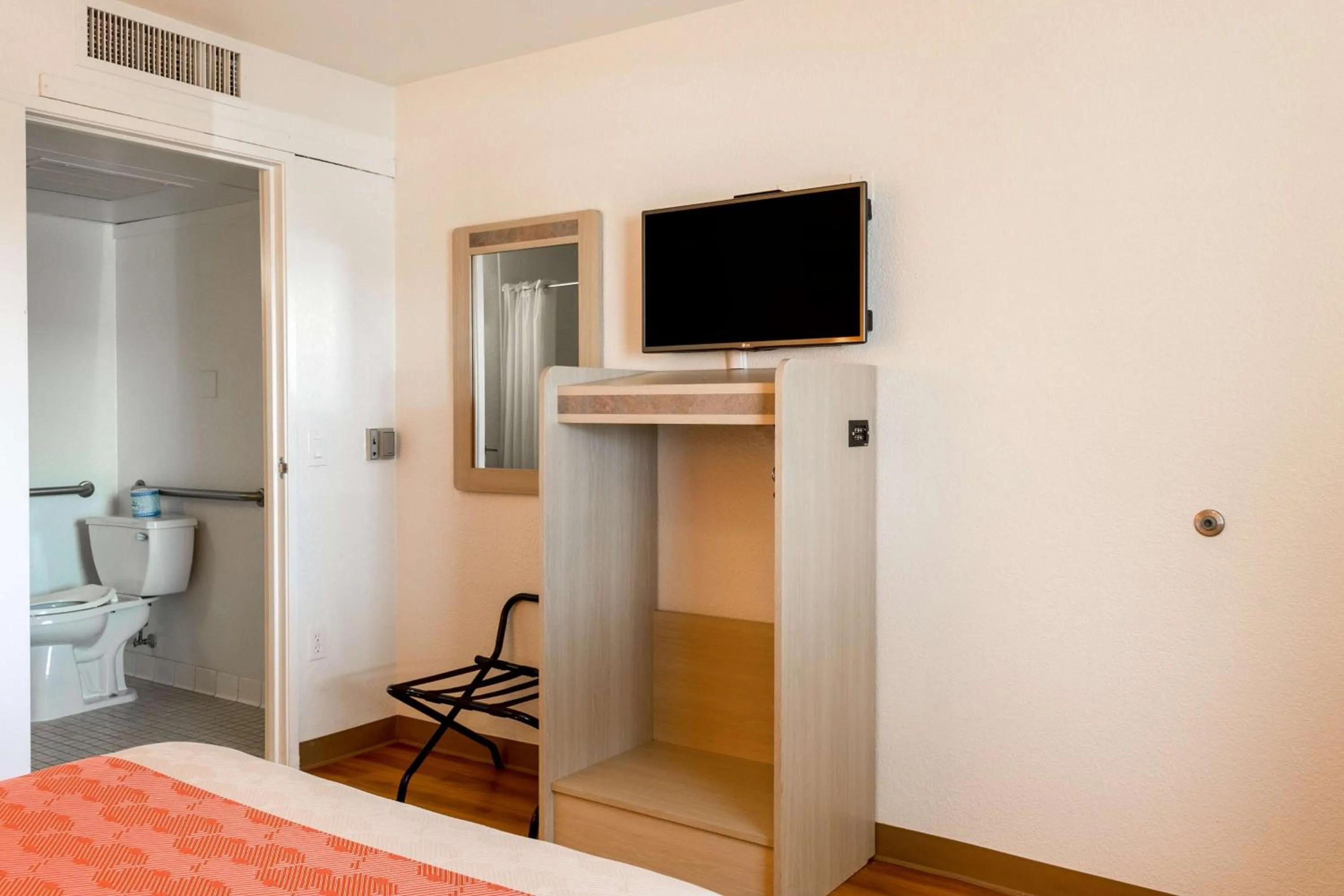 Bedroom, Bed in Motel 6-Mojave, CA - Airport