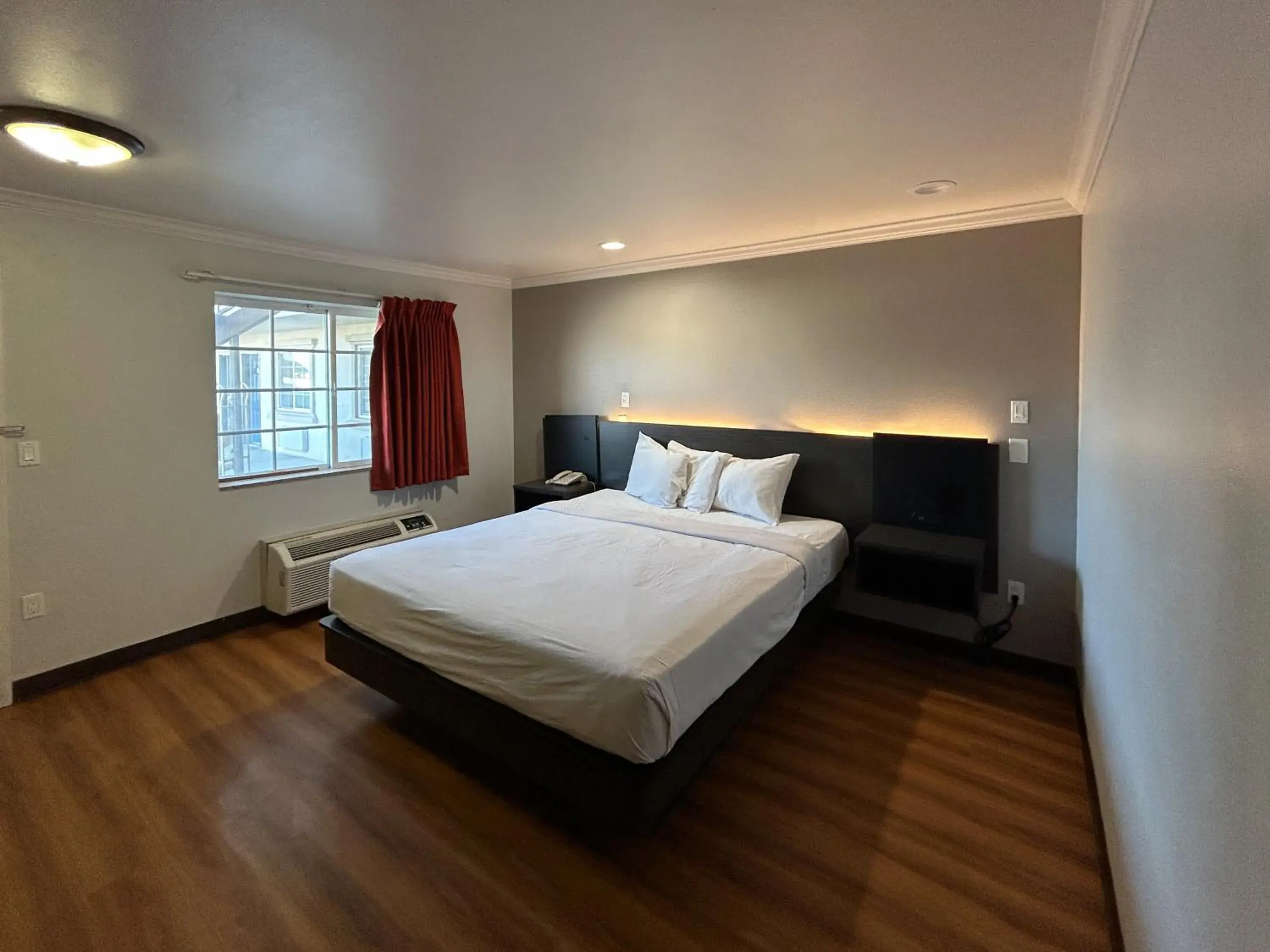 Photo of the whole room, Bed in Studio 6 Mojave, CA - Airport Photo of the whole room, Bed in Studio 6 Mojave, CA - Airport