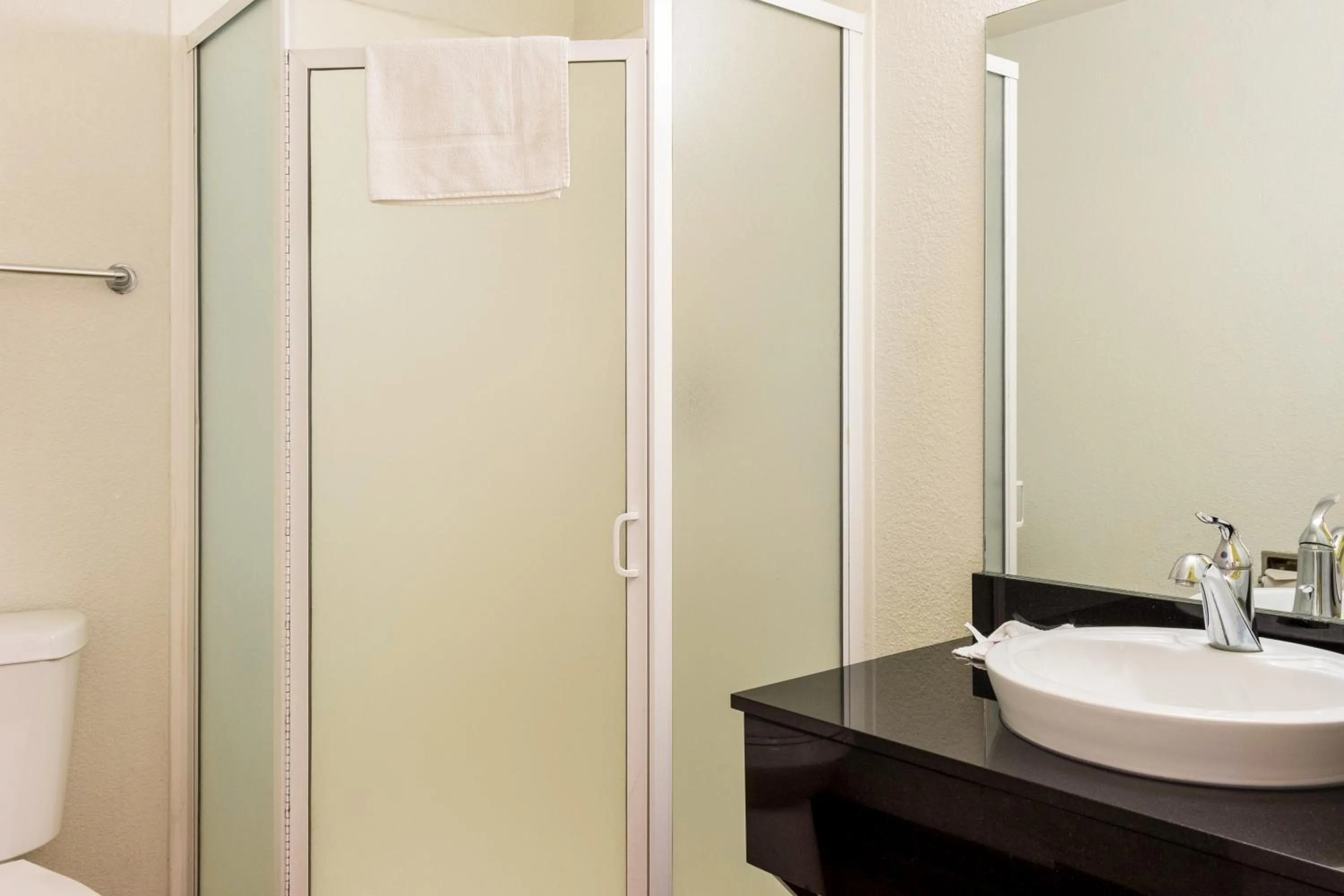 Bathroom in Motel 6-Mojave, CA - Airport