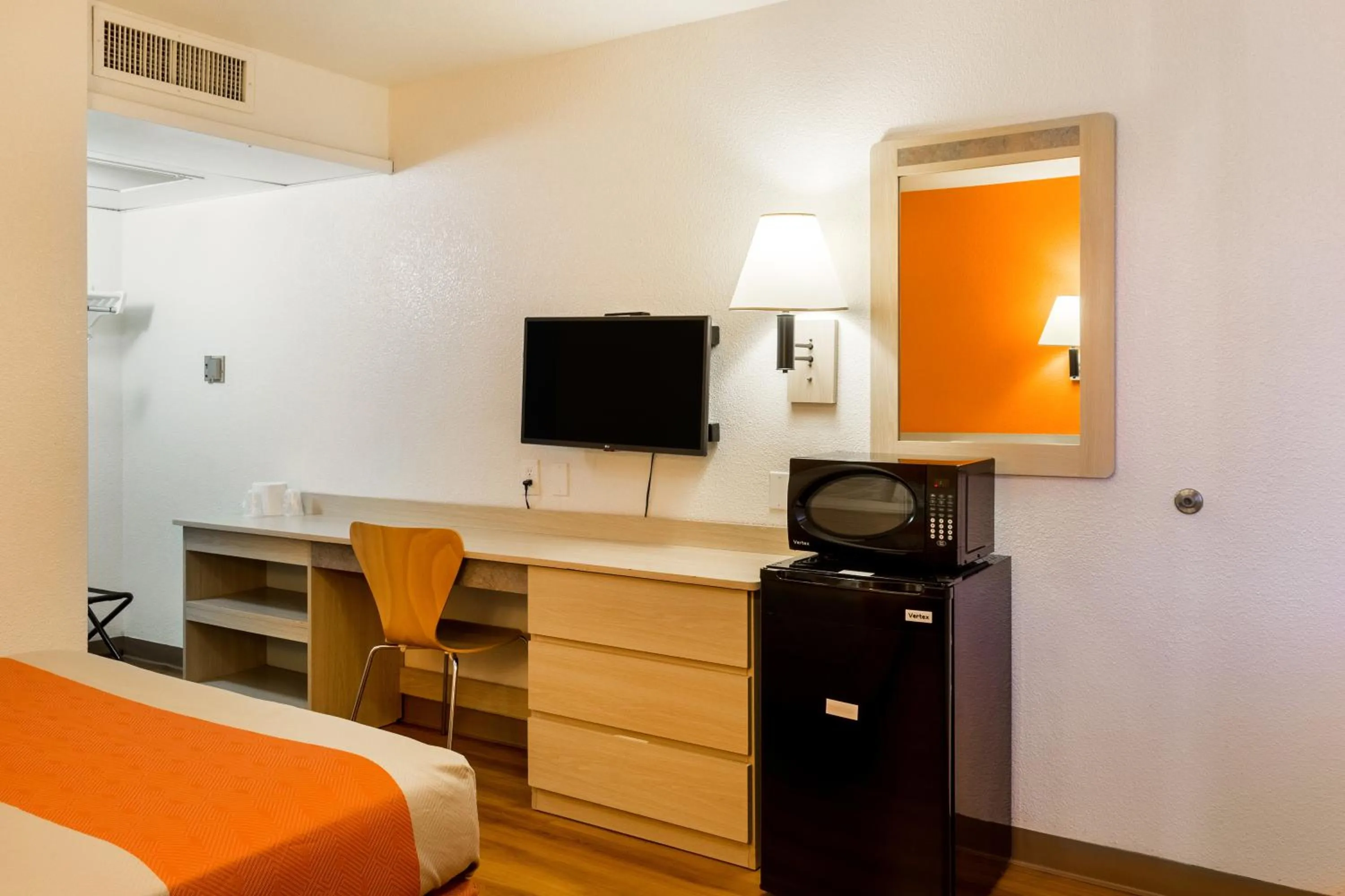 Photo of the whole room, Bed in Motel 6-Mojave, CA - Airport