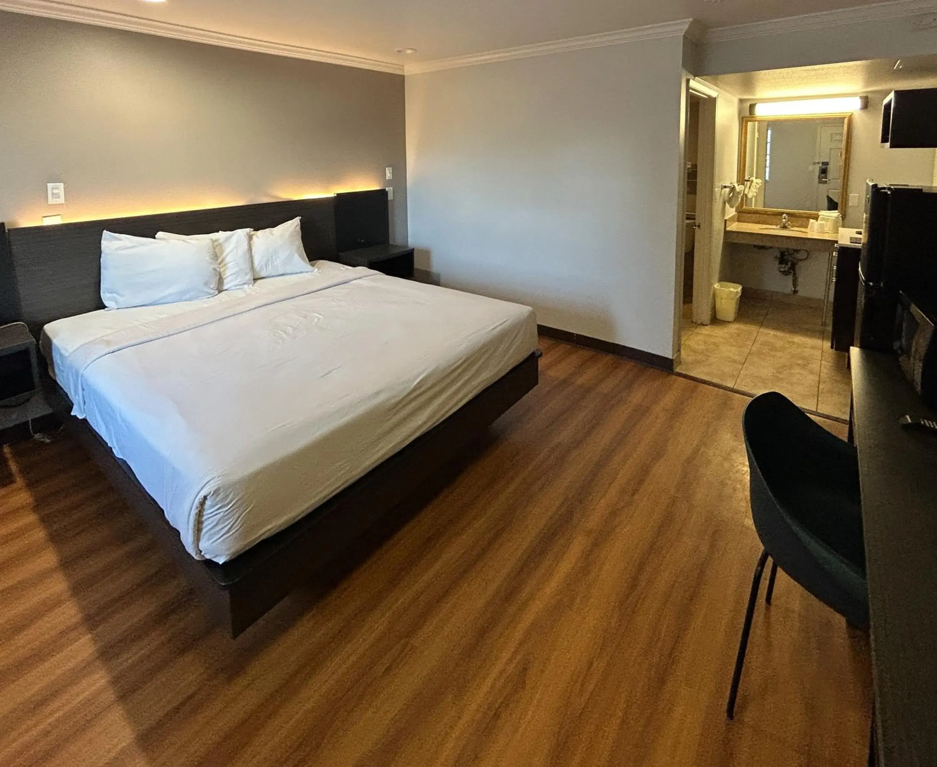 Photo of the whole room, Bed in Studio 6 Mojave, CA - Airport Photo of the whole room, Bed in Studio 6 Mojave, CA - Airport