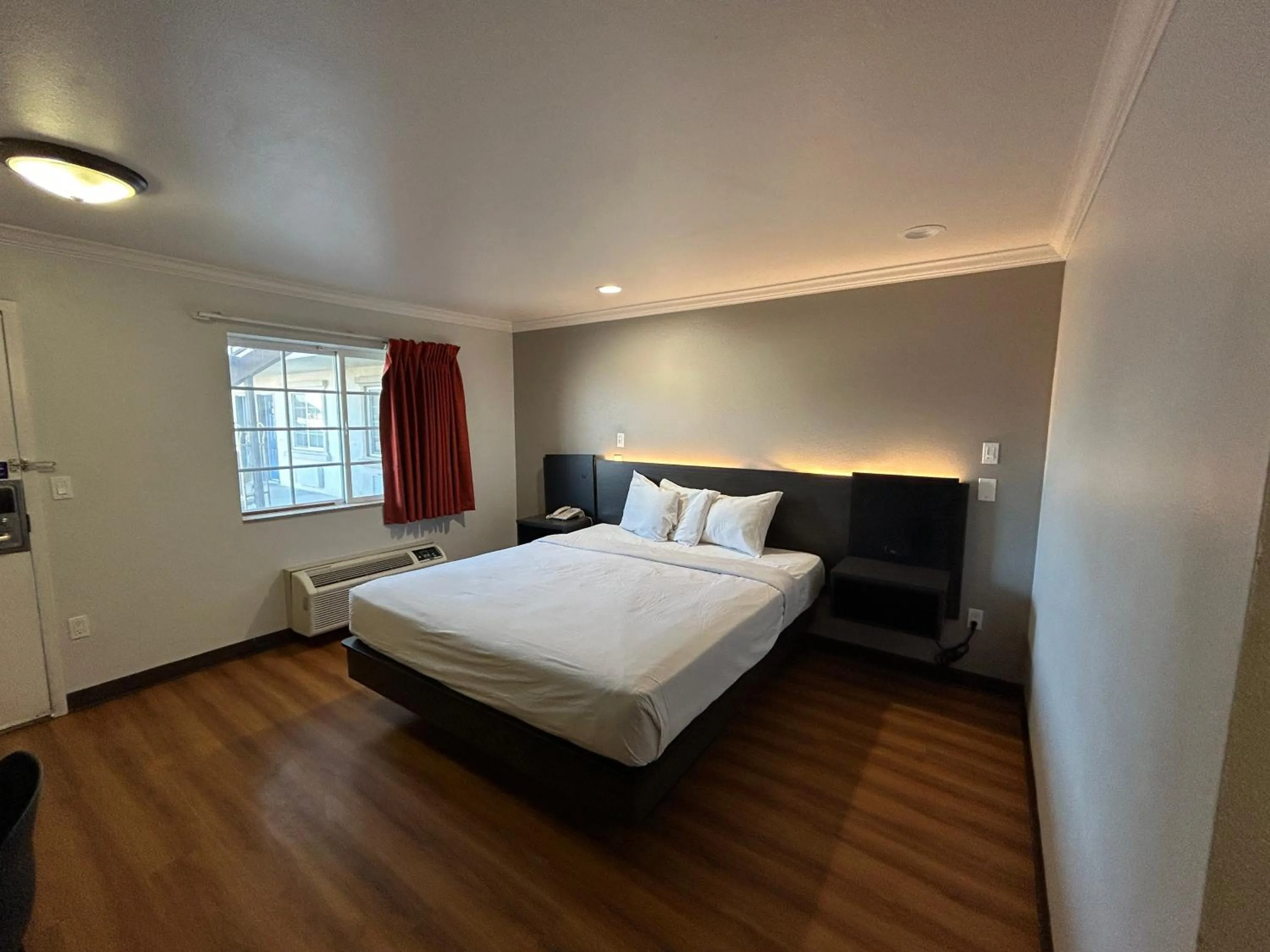 Bedroom, Bed in Studio 6 Mojave, CA - Airport