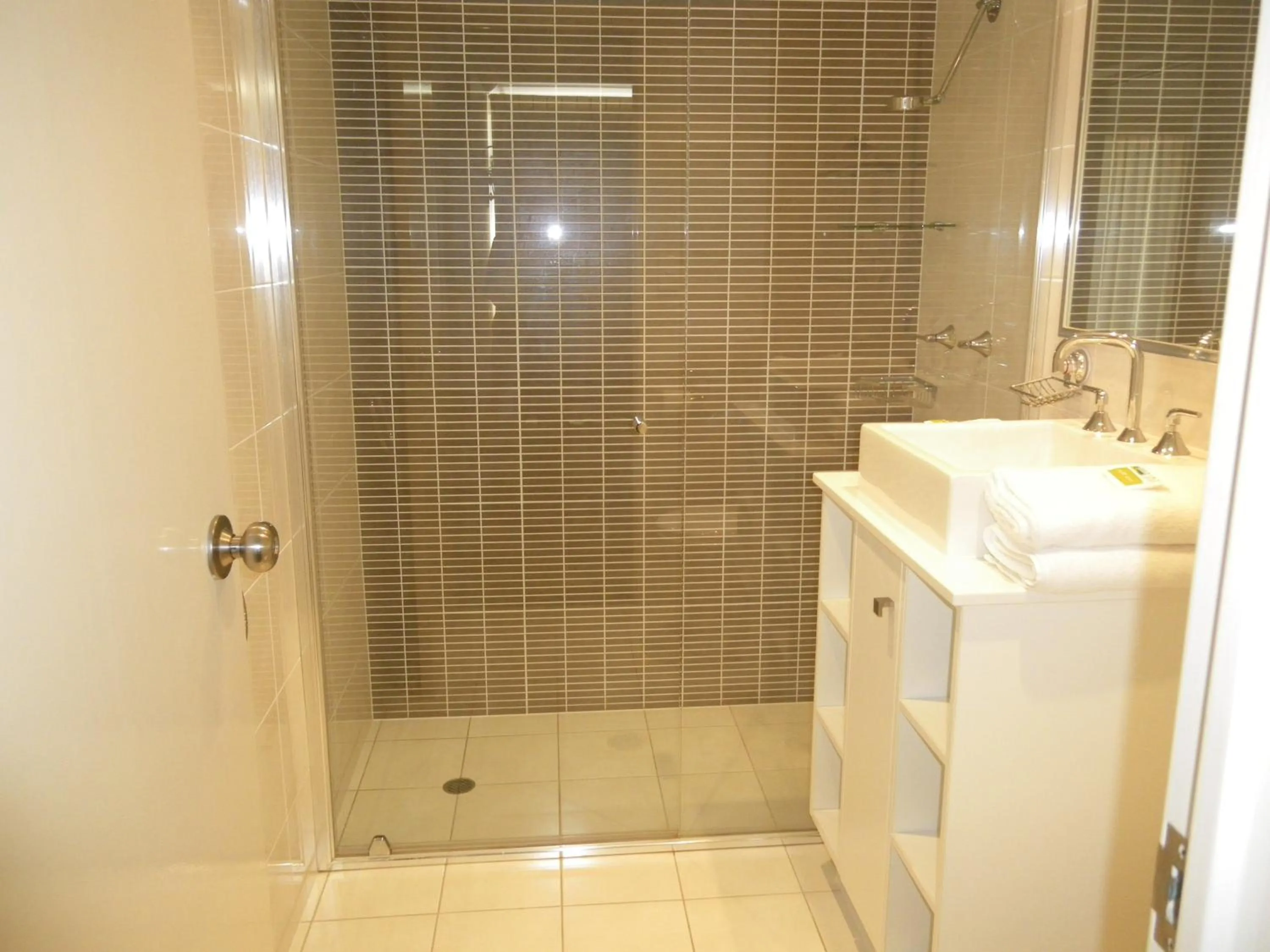 Bathroom in Pacific Surf Absolute Beachfront Apartments