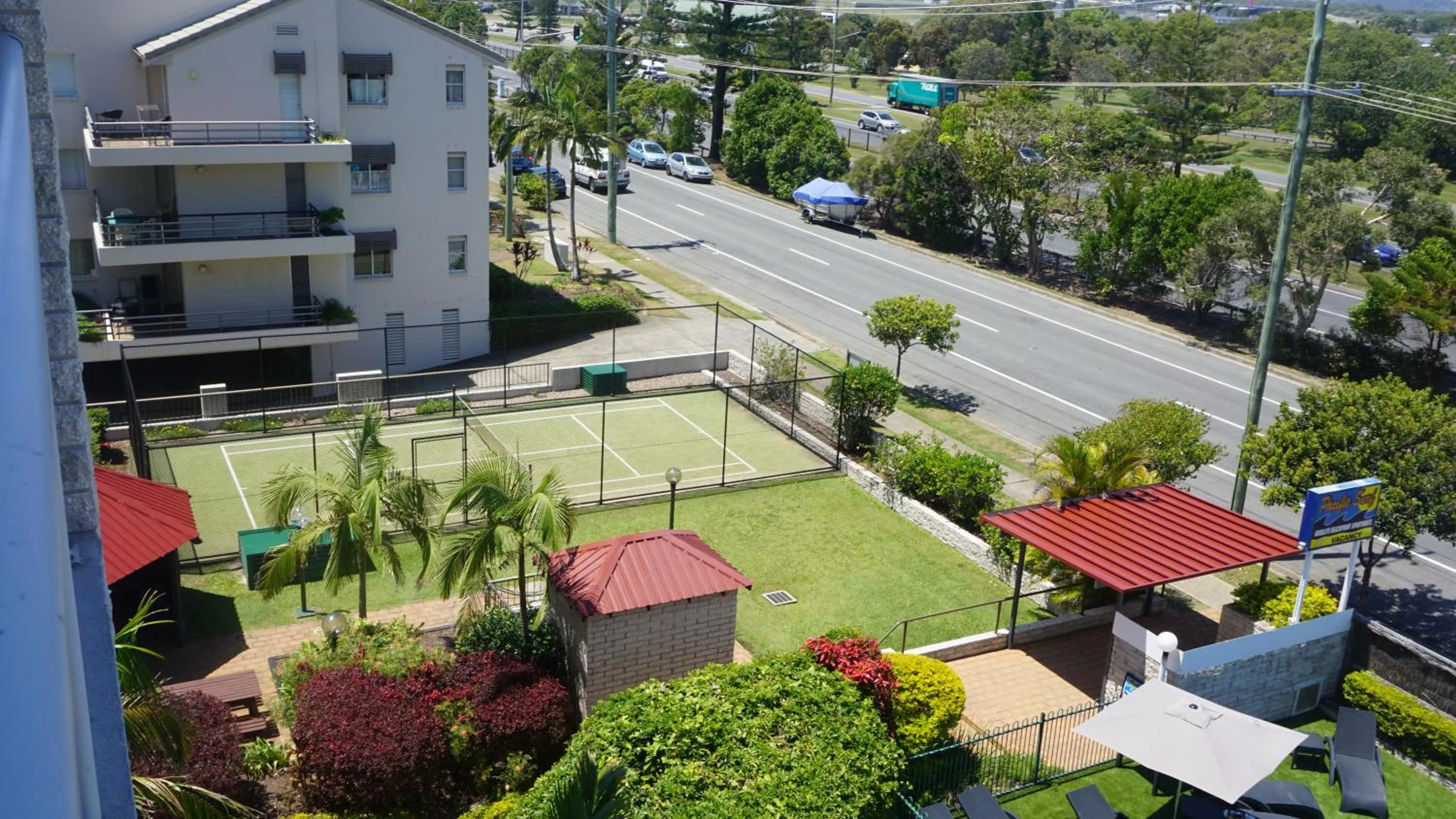 Tennis court in Pacific Surf Absolute Beachfront Apartments