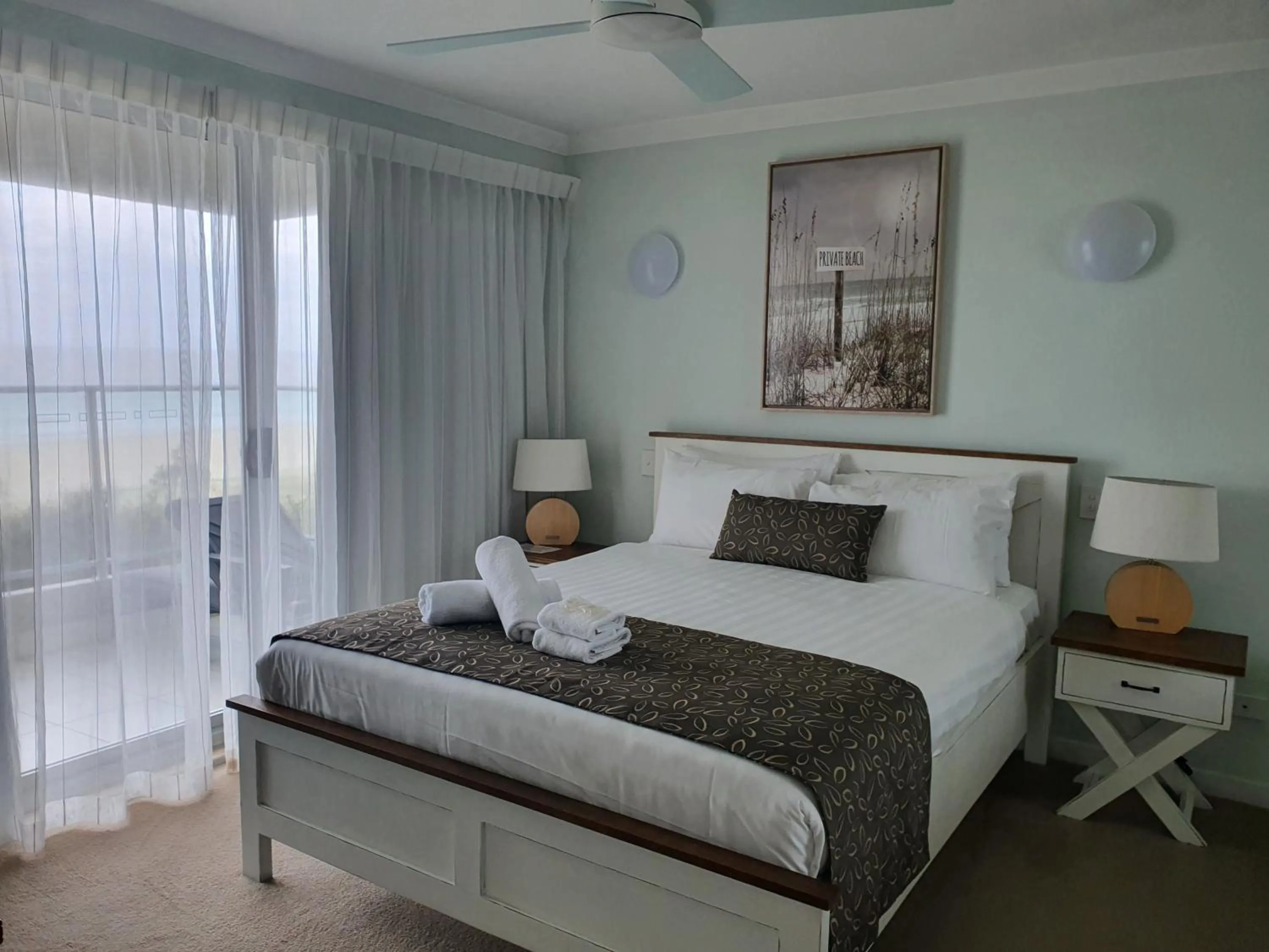 Bed in Pacific Surf Absolute Beachfront Apartments