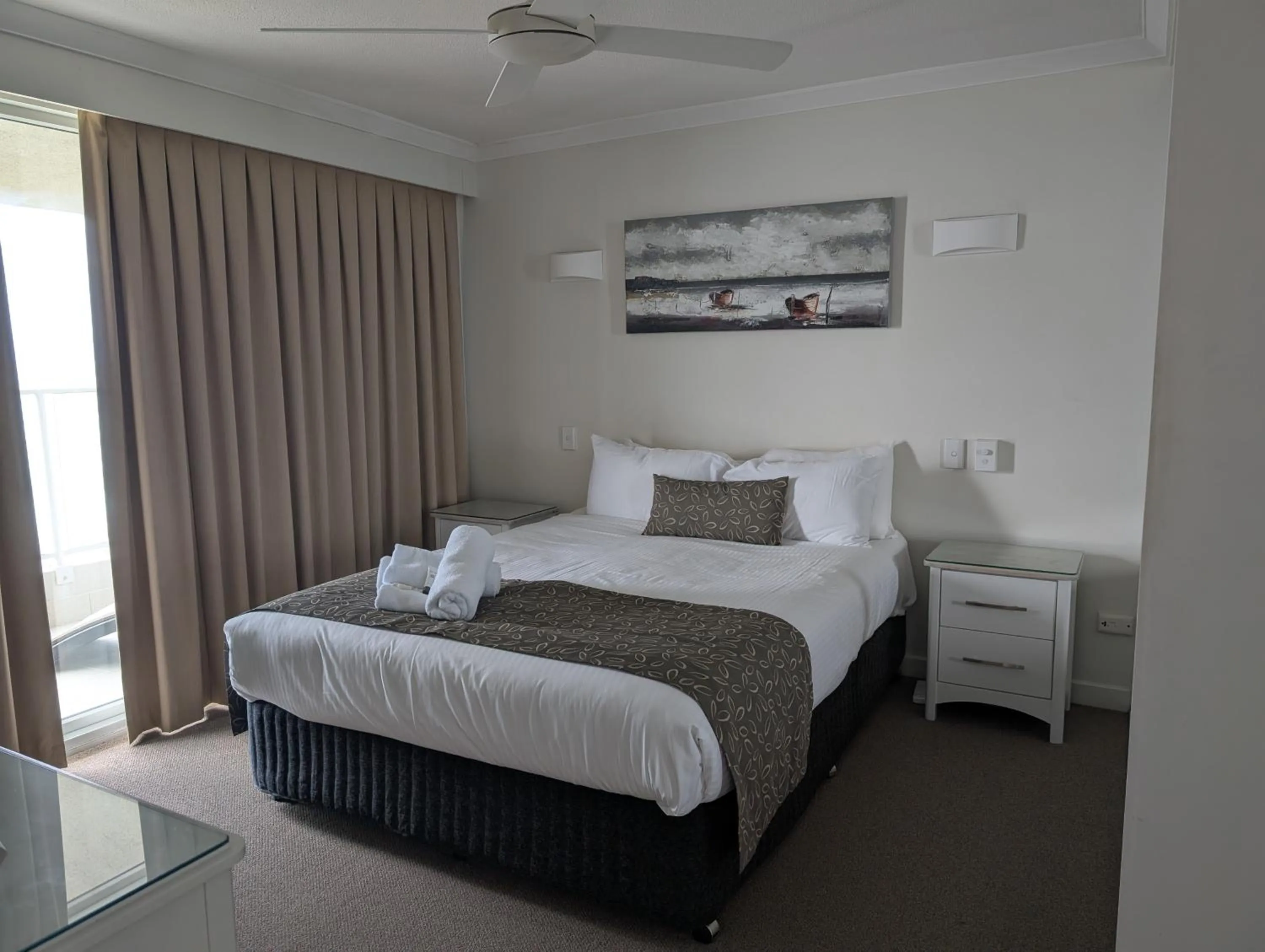 Bed in Pacific Surf Absolute Beachfront Apartments