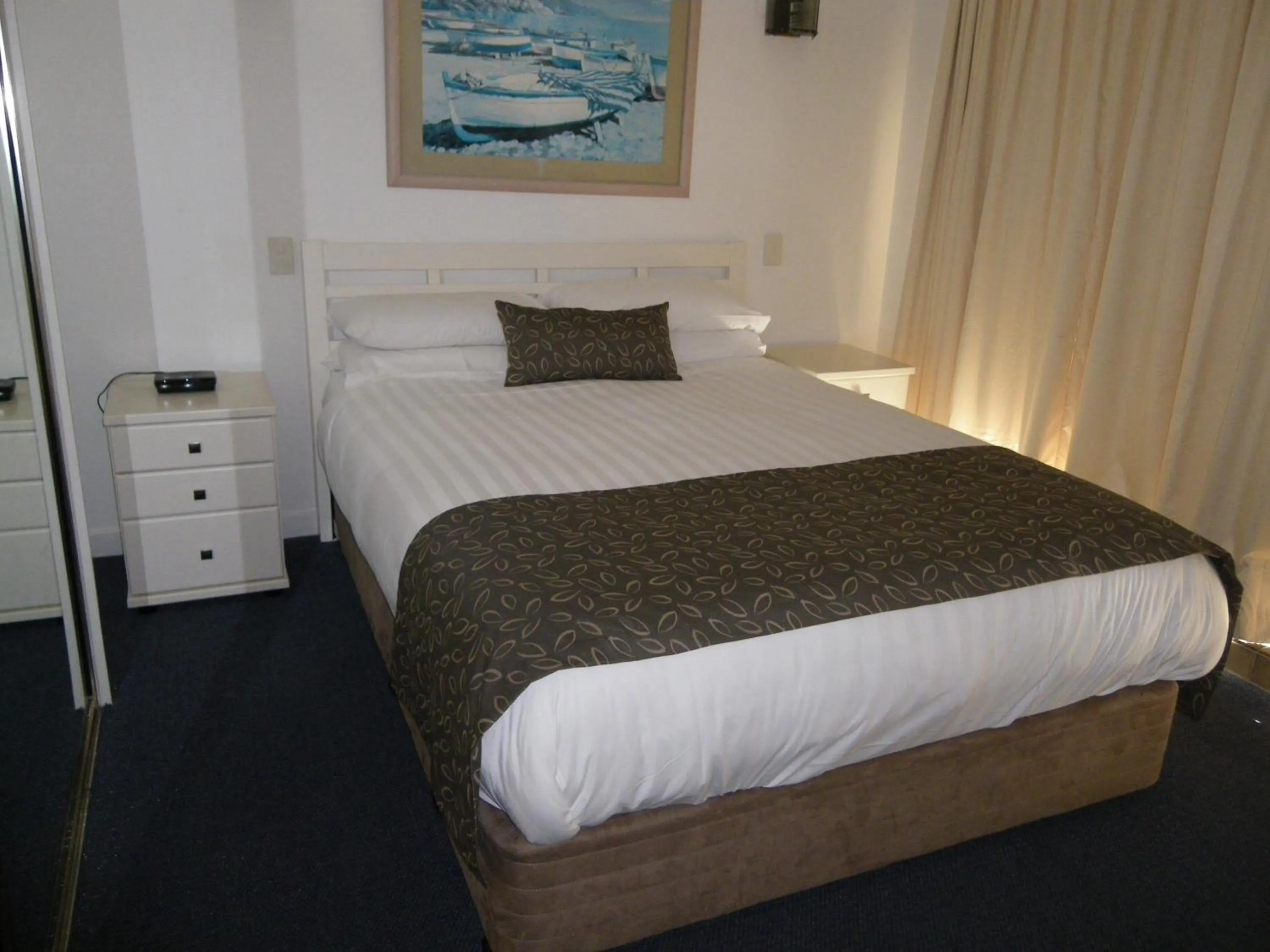 Bed in Pacific Surf Absolute Beachfront Apartments