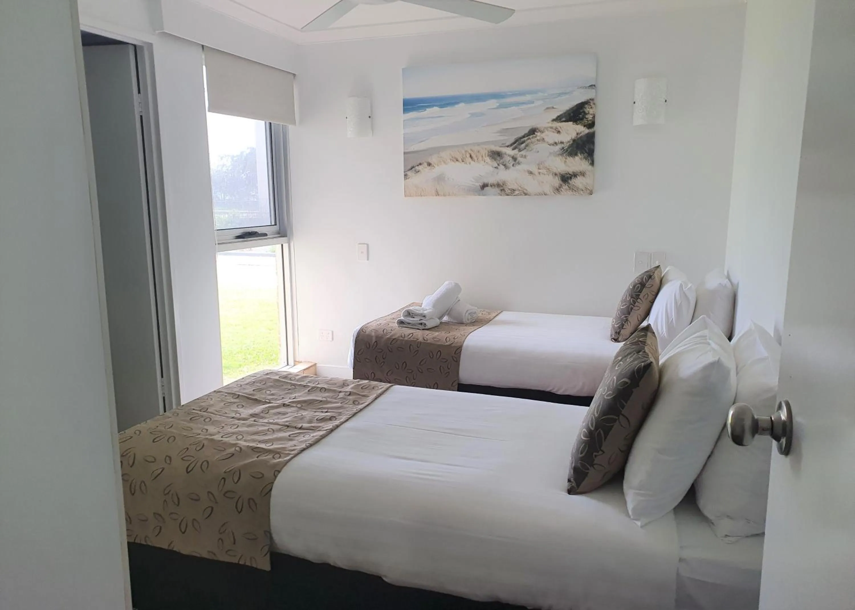 Bed in Pacific Surf Absolute Beachfront Apartments