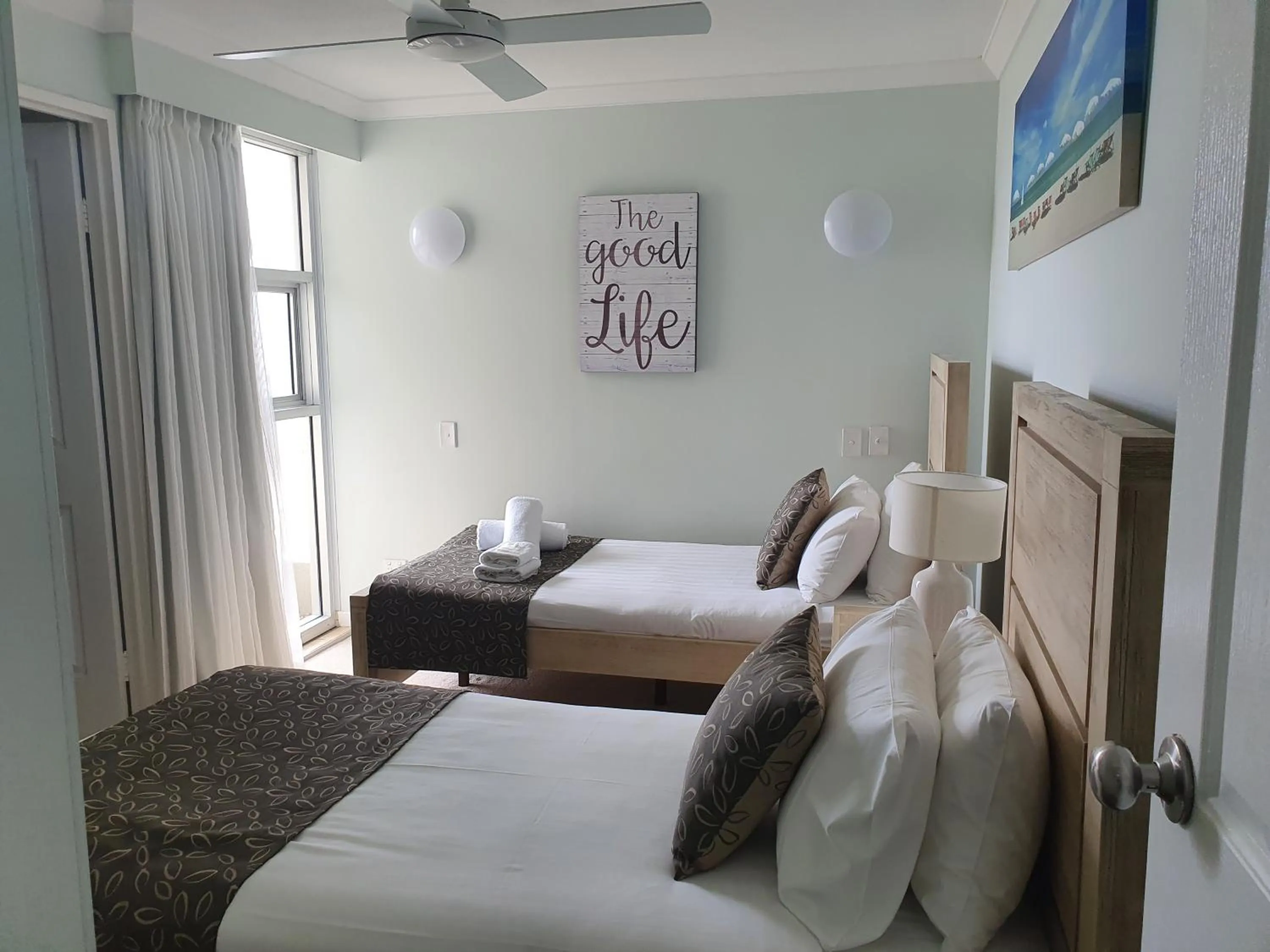 Bed in Pacific Surf Absolute Beachfront Apartments