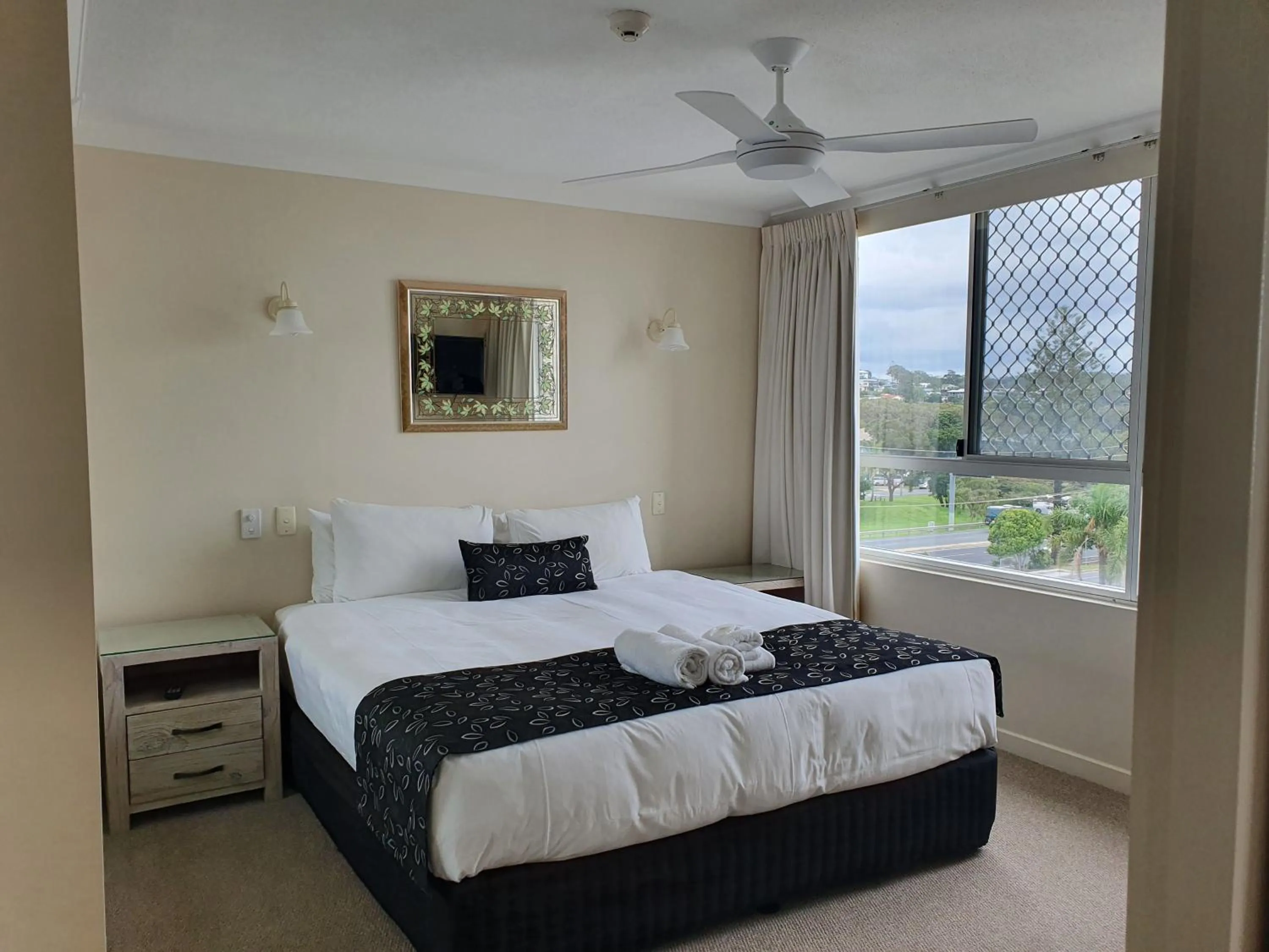 Bed in Pacific Surf Absolute Beachfront Apartments