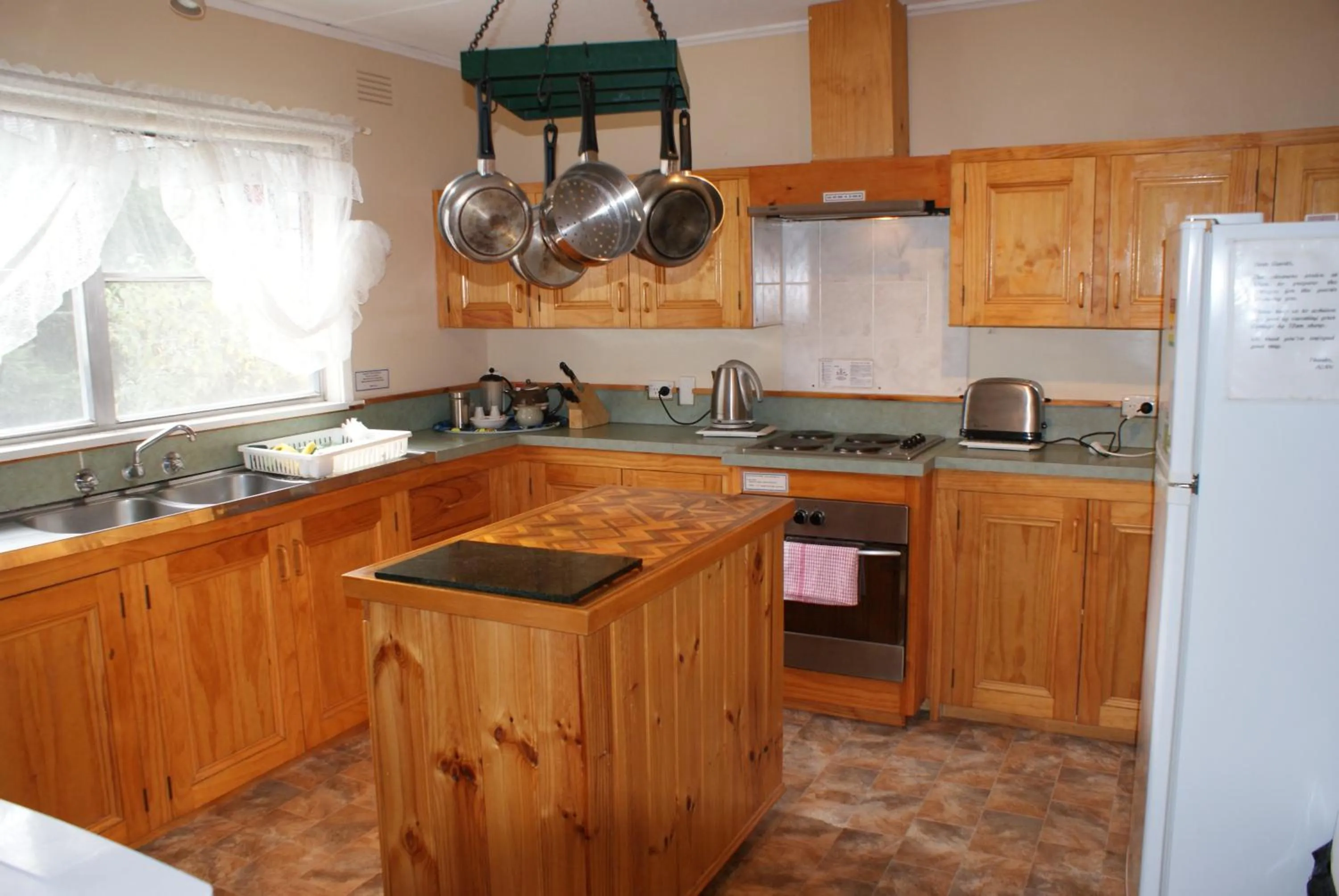 Kitchen or kitchenette in AAA Granary Accommodation