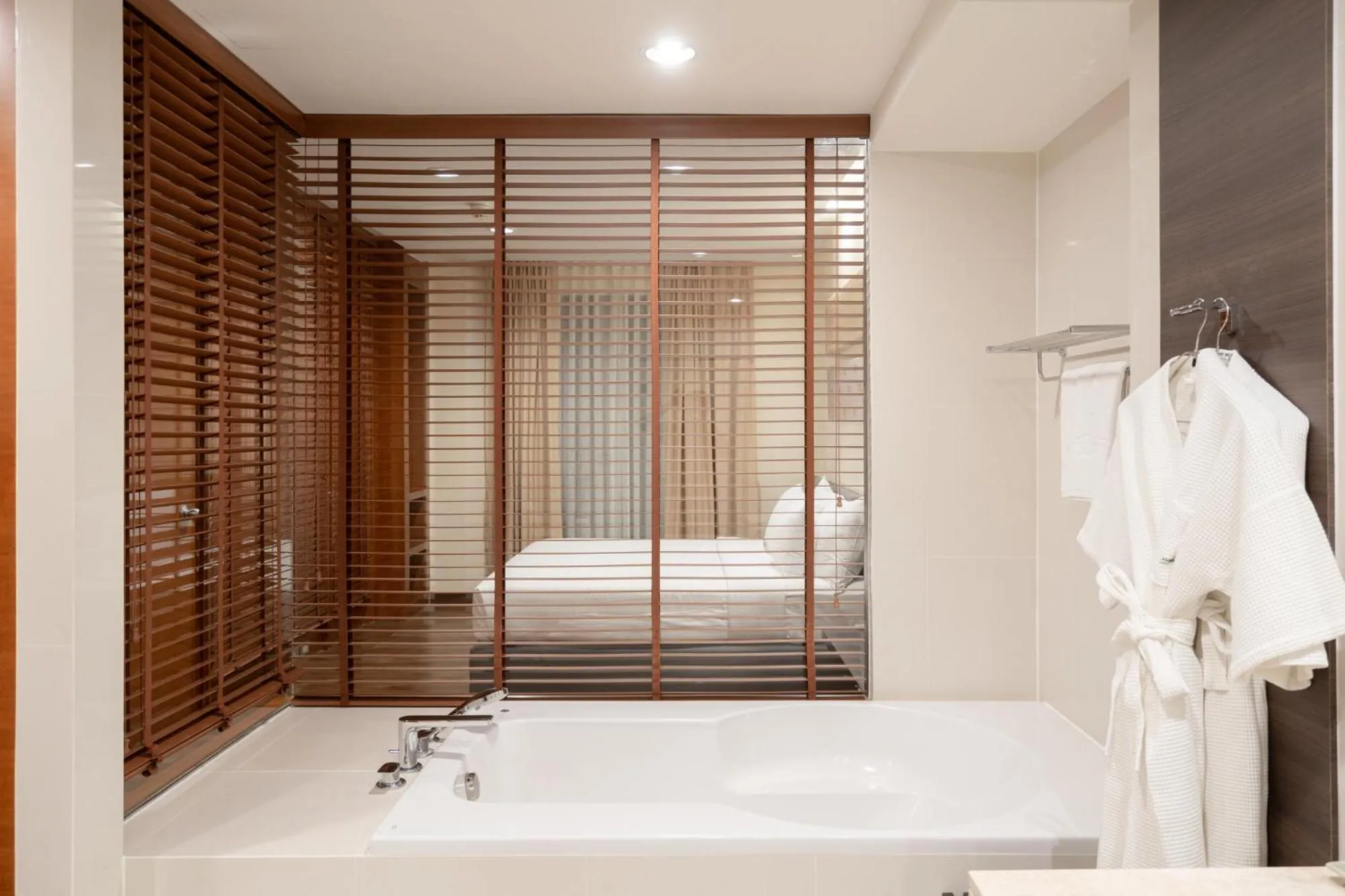 Bathroom, Bed in Amanta Hotel & Residence Ratchada