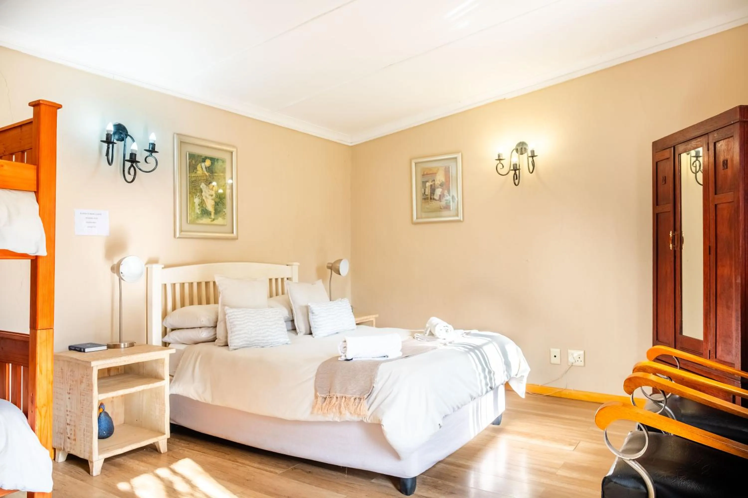 Bed in Karoo Ouberg Guest Lodge