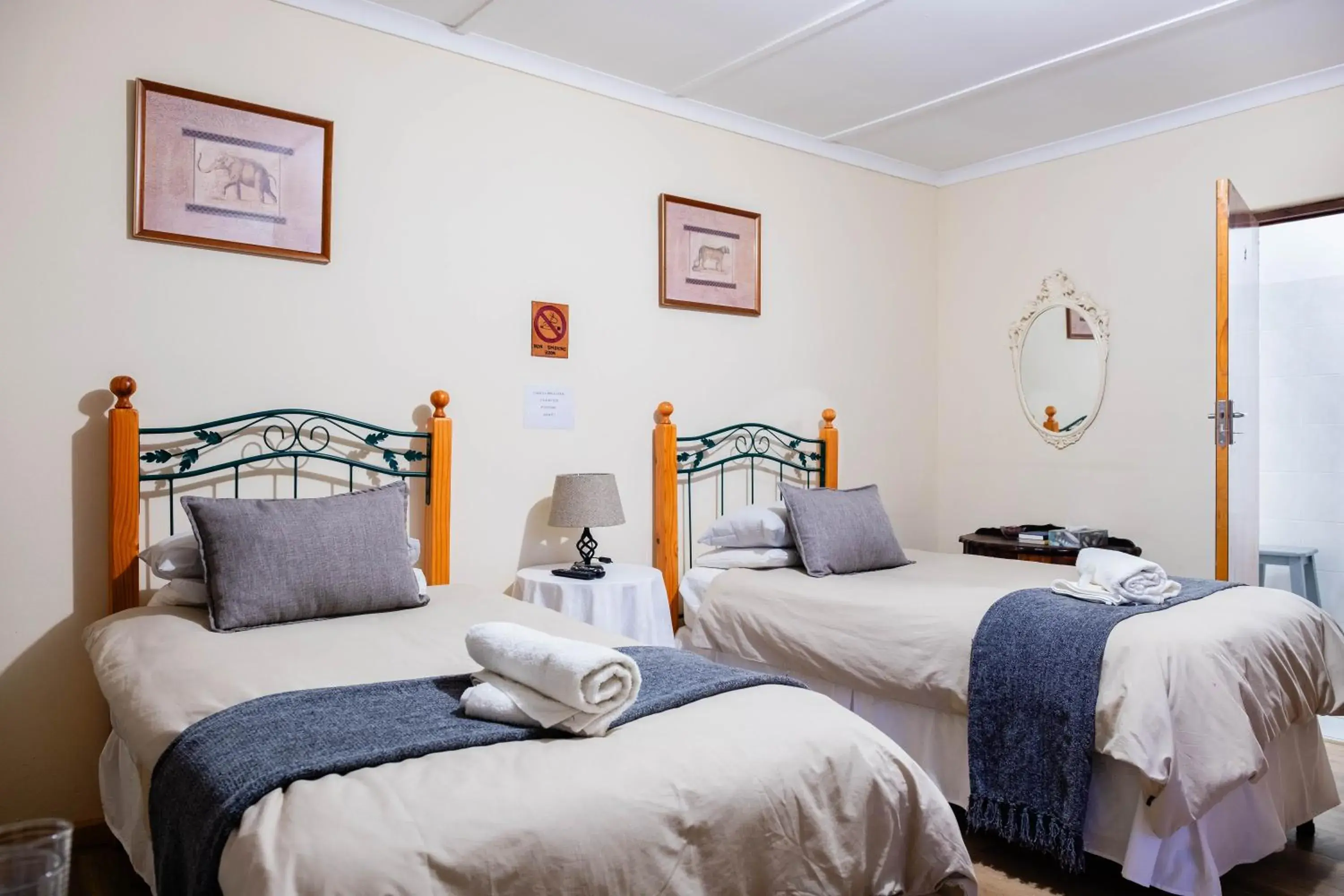 Standard Twin Room - single occupancy in Karoo Ouberg Guest Lodge Standard Twin Room - single occupancy in Karoo Ouberg Guest Lodge