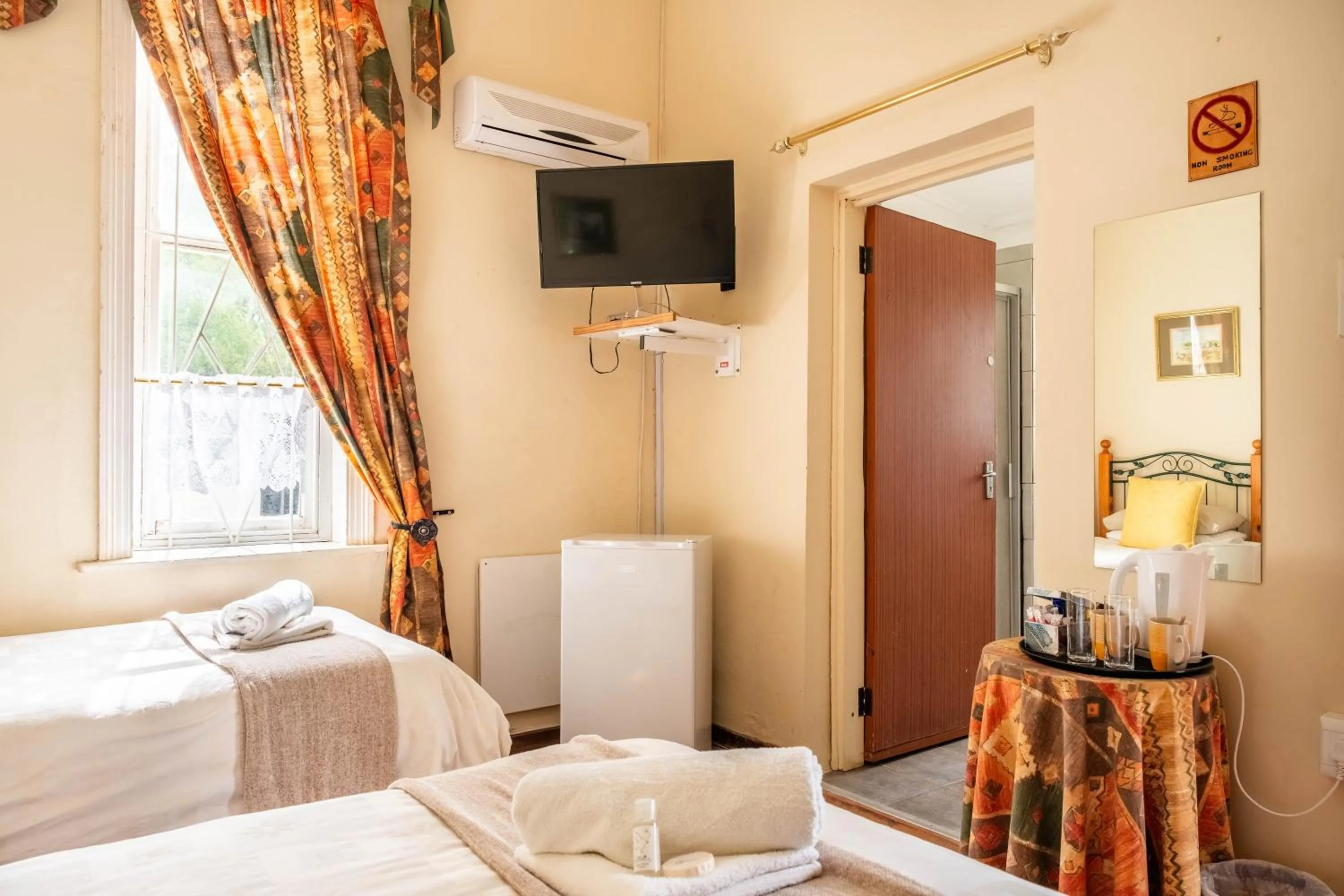 Bed in Karoo Ouberg Guest Lodge