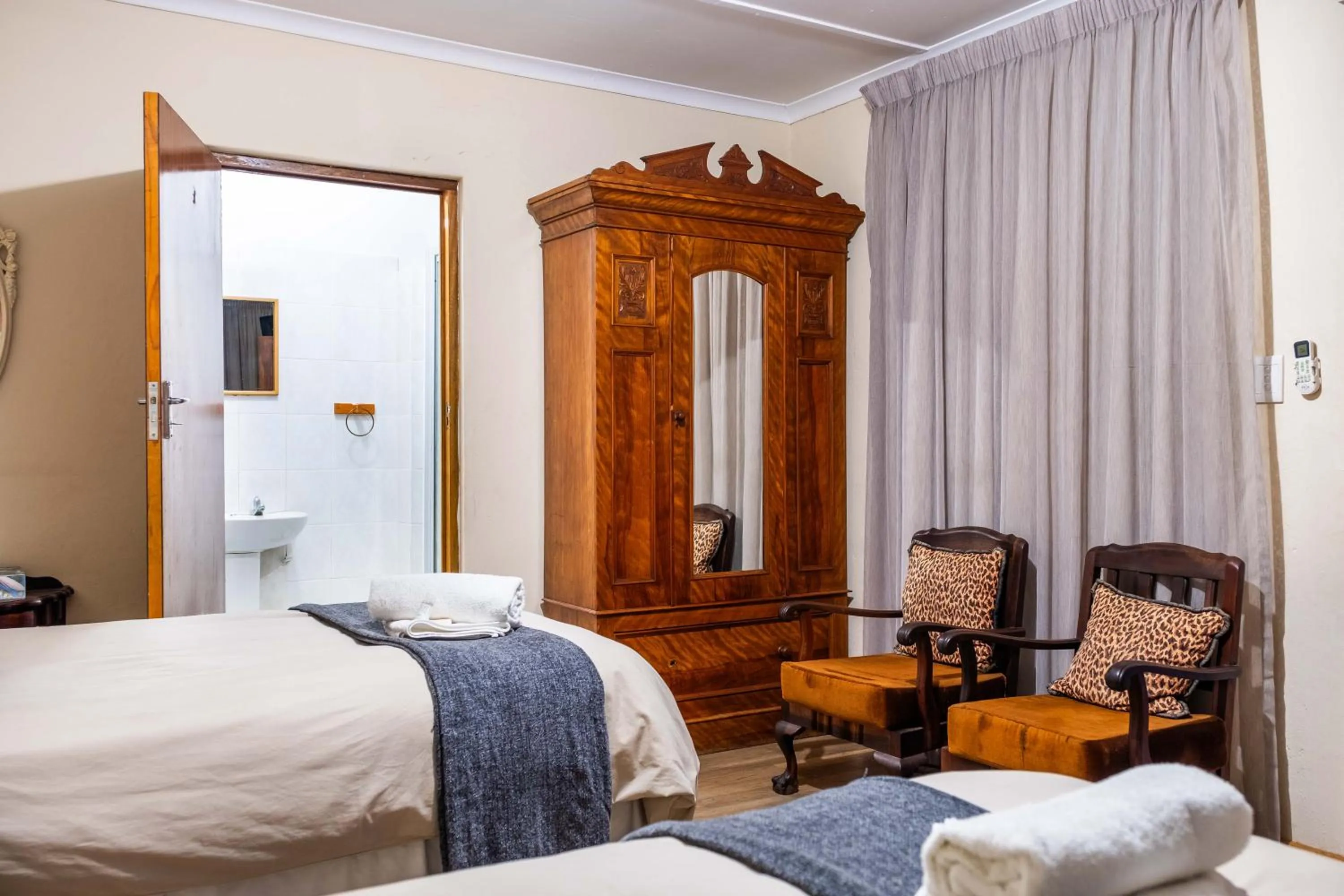 Bed in Karoo Ouberg Guest Lodge