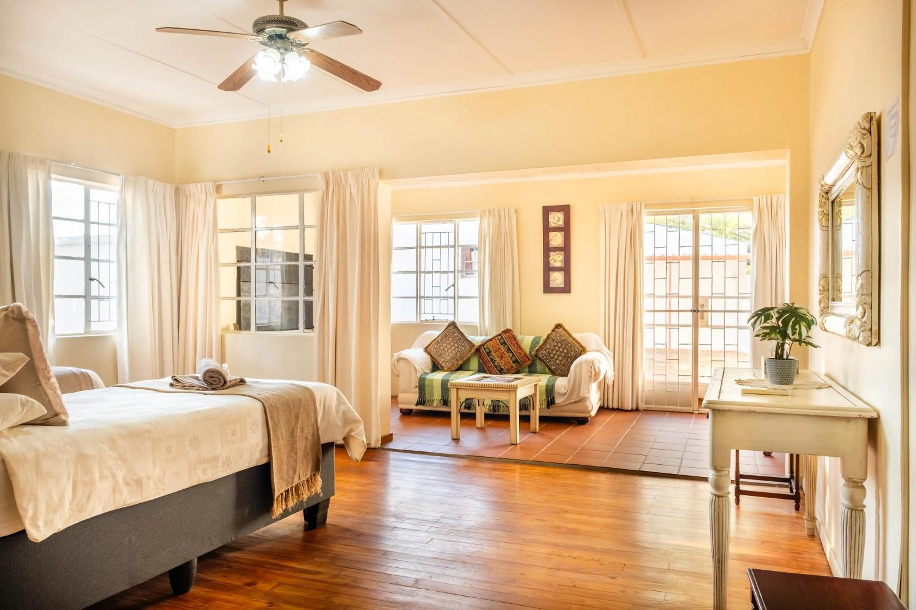 Bed in Karoo Ouberg Guest Lodge