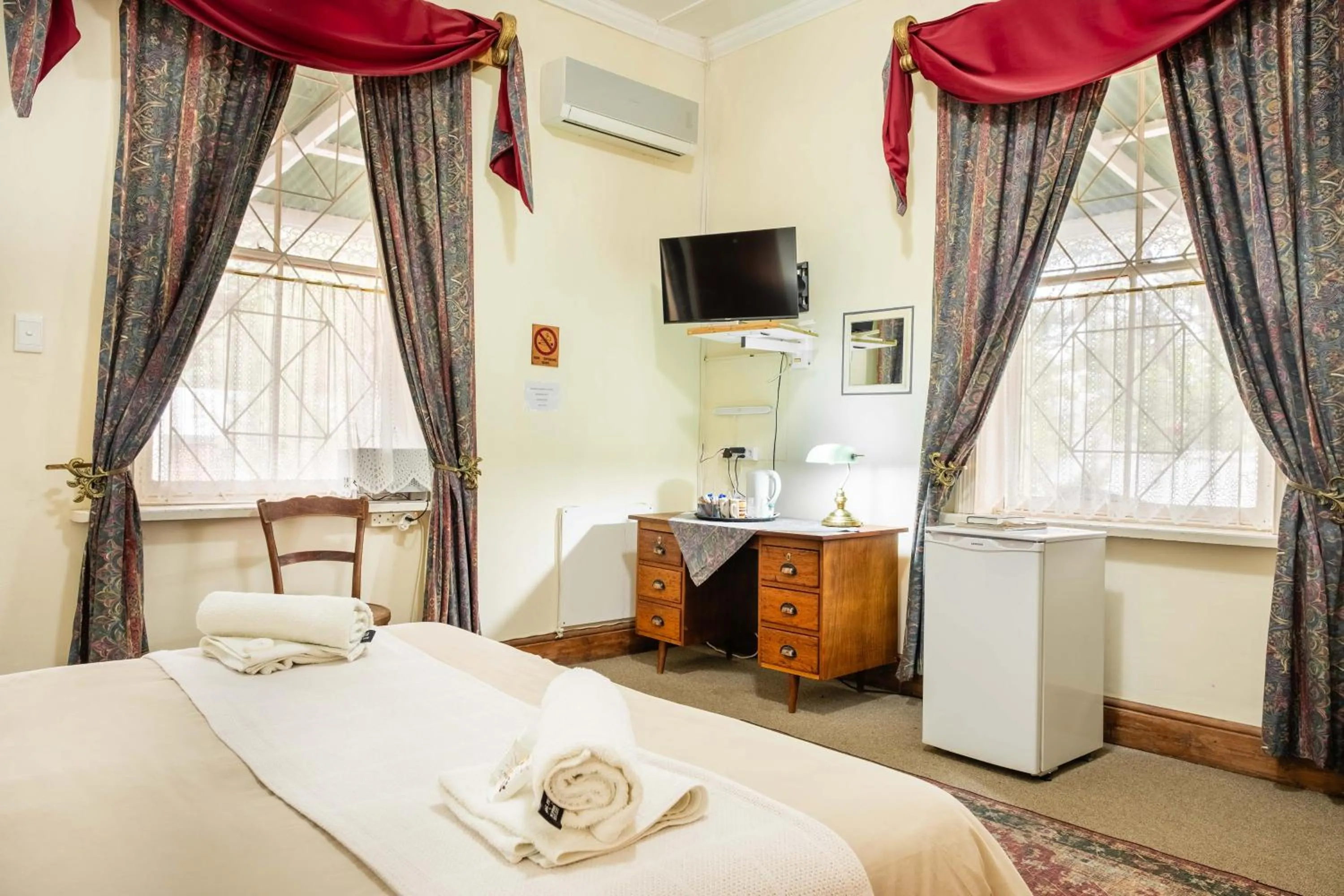 Bed in Karoo Ouberg Guest Lodge