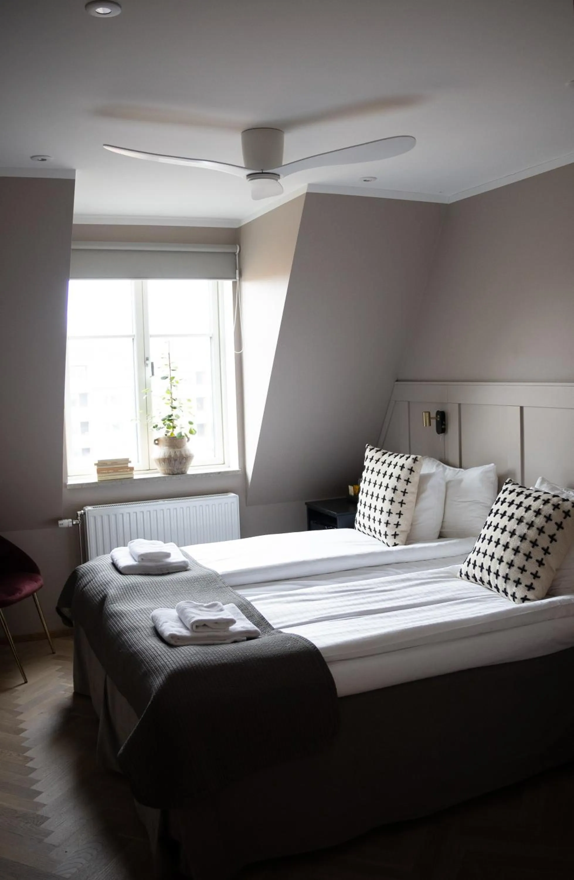 Property building, Bed in Hotell Esplanad