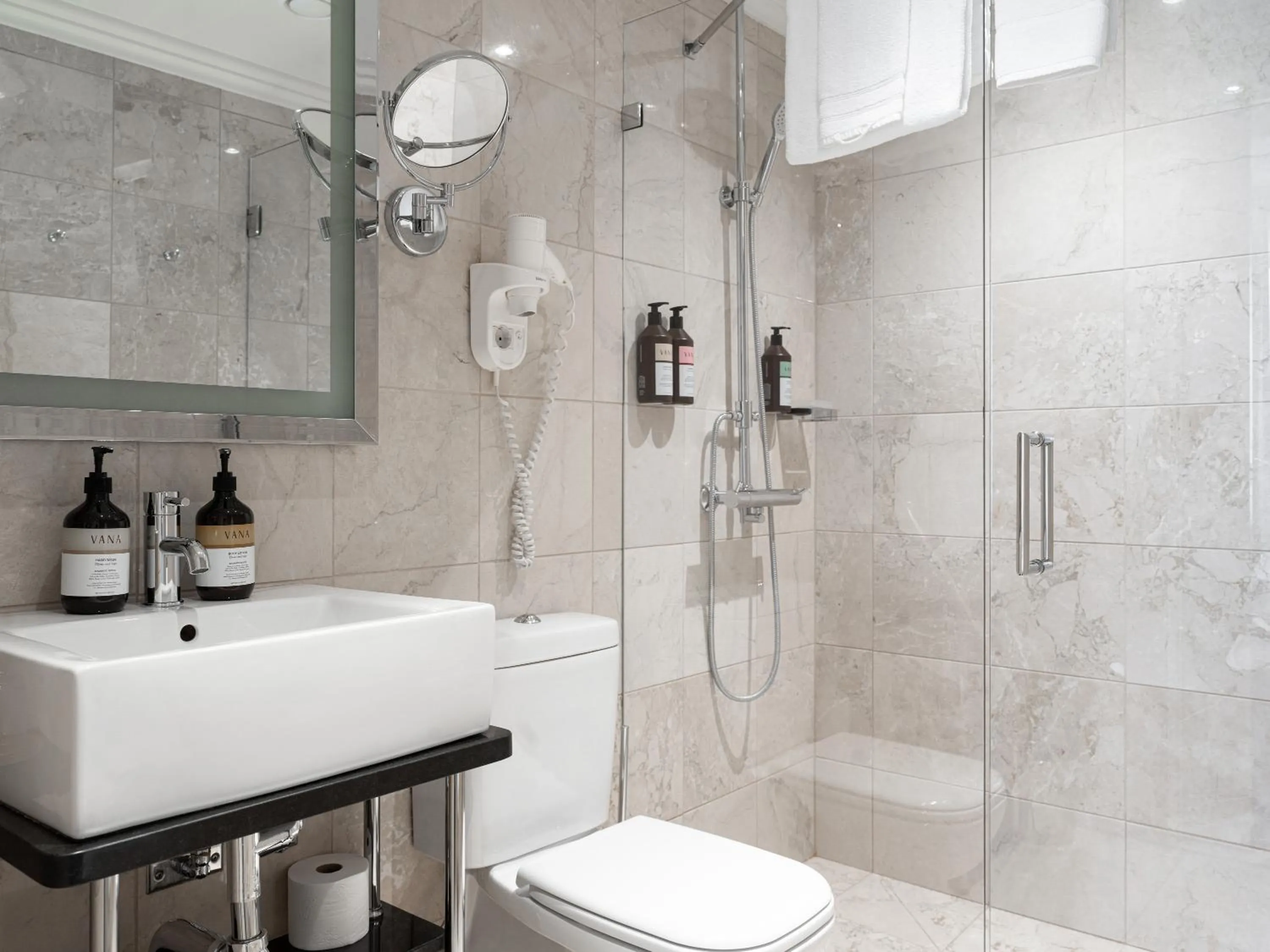 Bathroom in Elite Eden Park Hotel