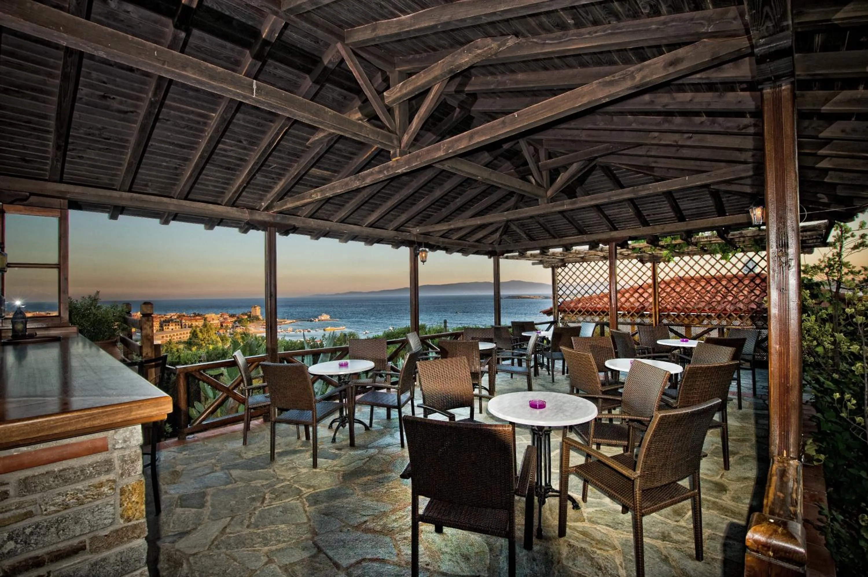 Restaurant/places to eat in Sunset Hotel