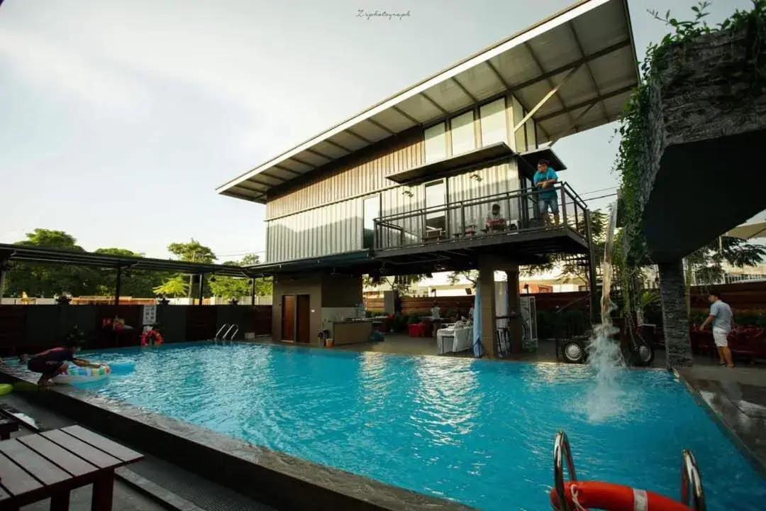 Property building in Kluang Container Swimming Pool Hotel Property building in Kluang Container Swimming Pool Hotel