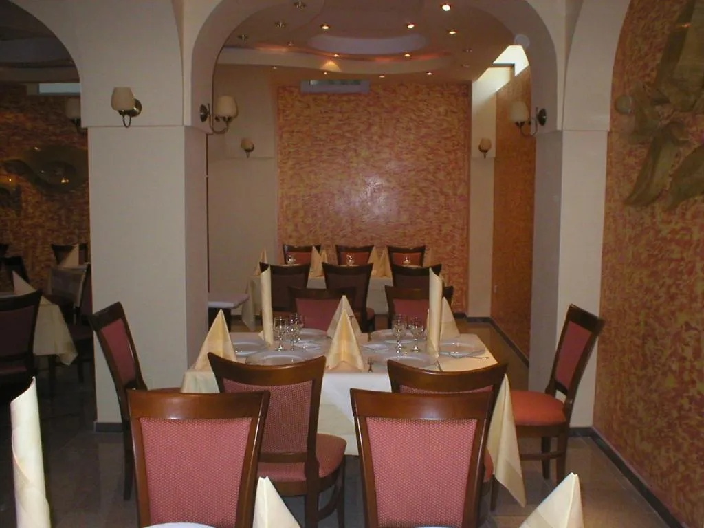 Restaurant/places to eat in Hotel Class