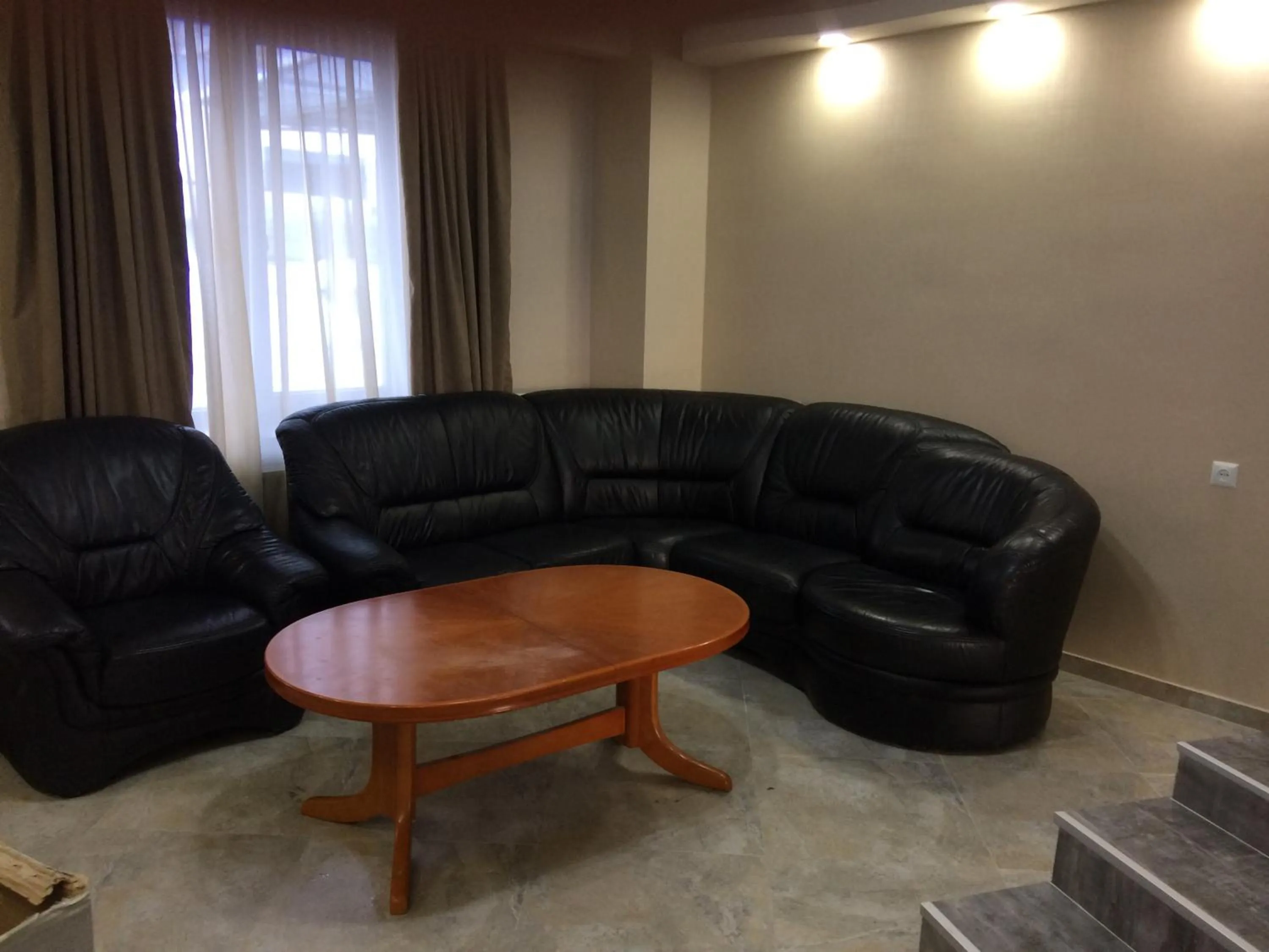 Communal lounge/ TV room in Hotel Elegant