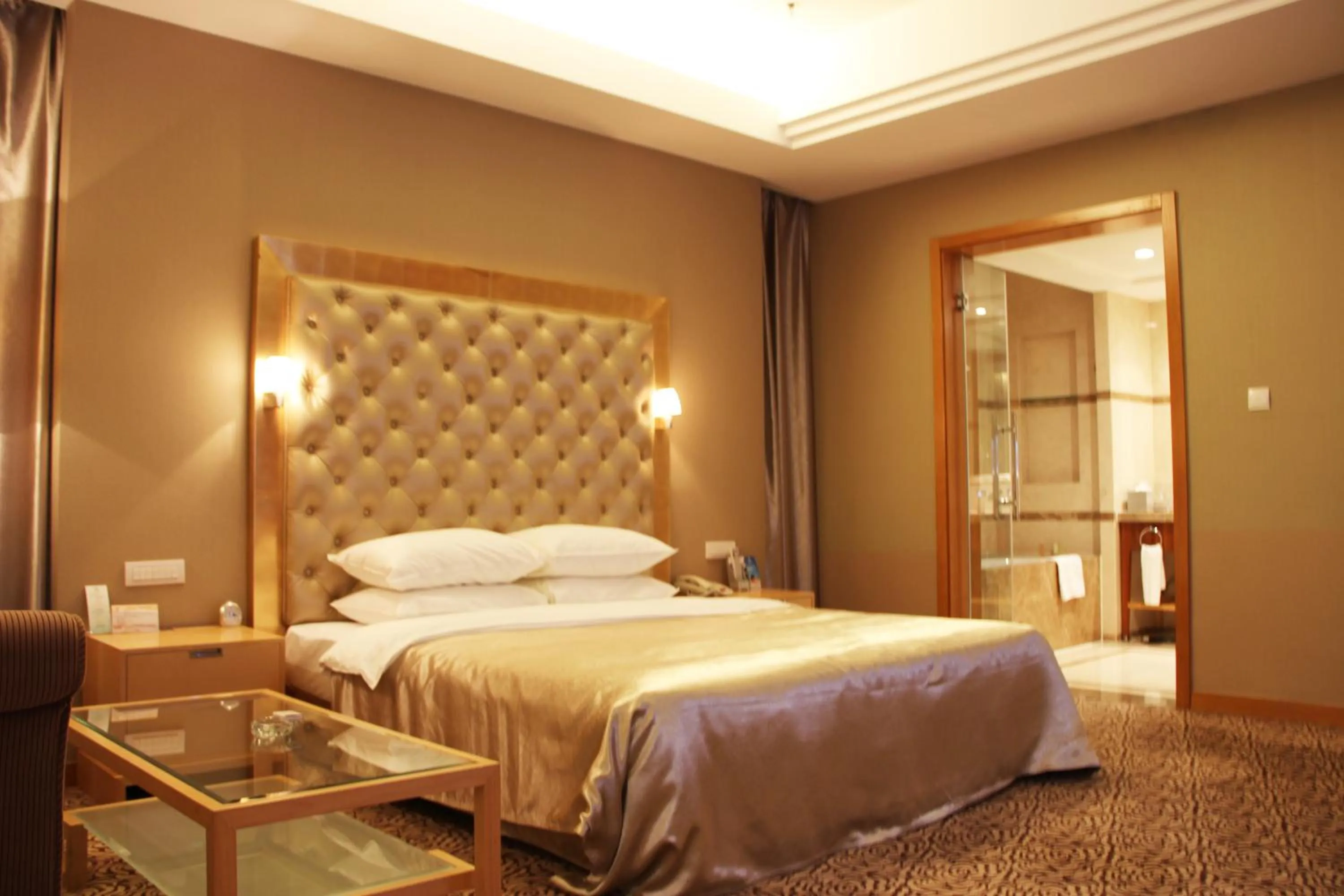 Photo of the whole room, Bed in Glarun Jinling Hotel