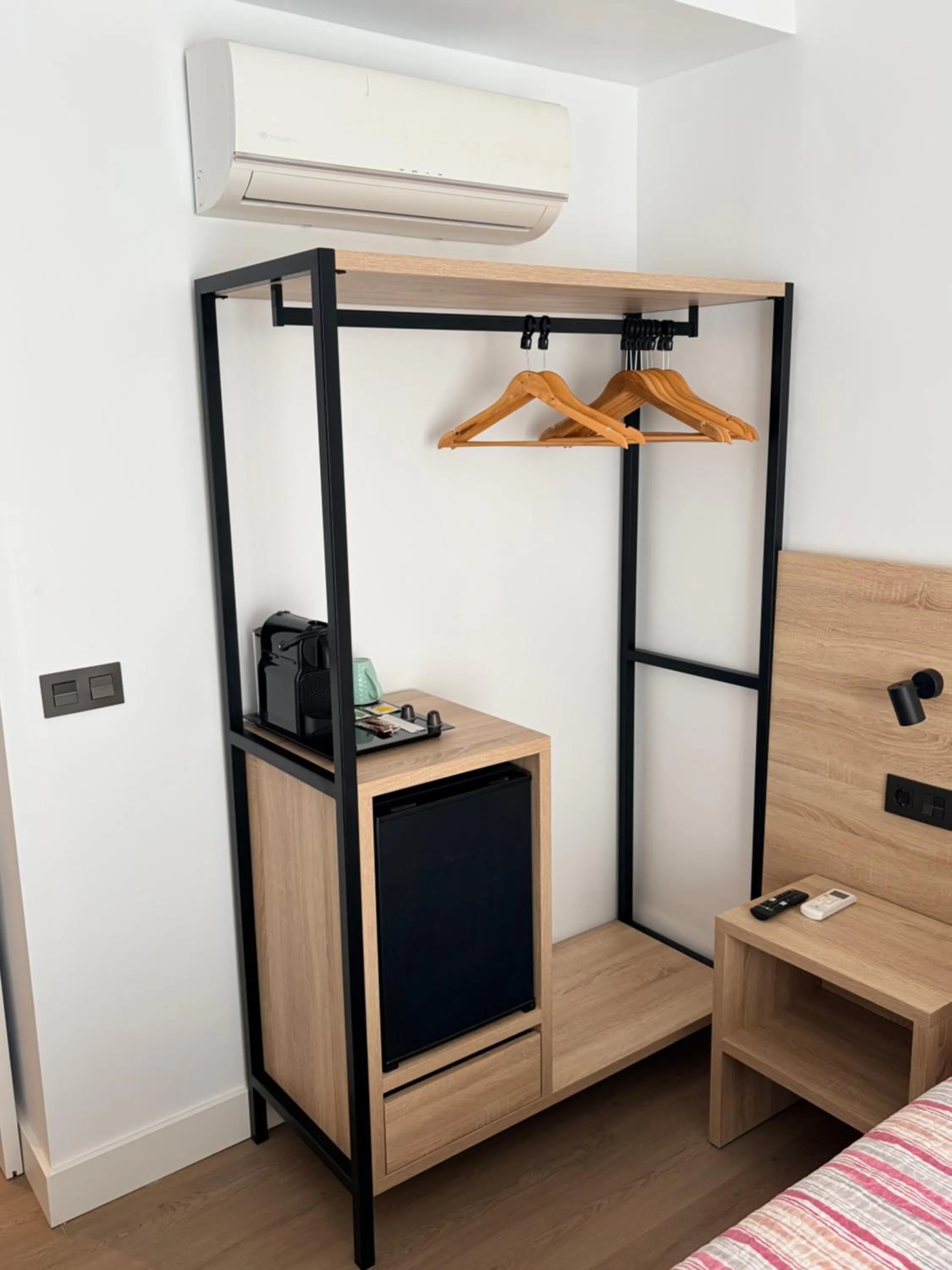 Coffee/tea facilities, Bed in Hostal Juan Carlos