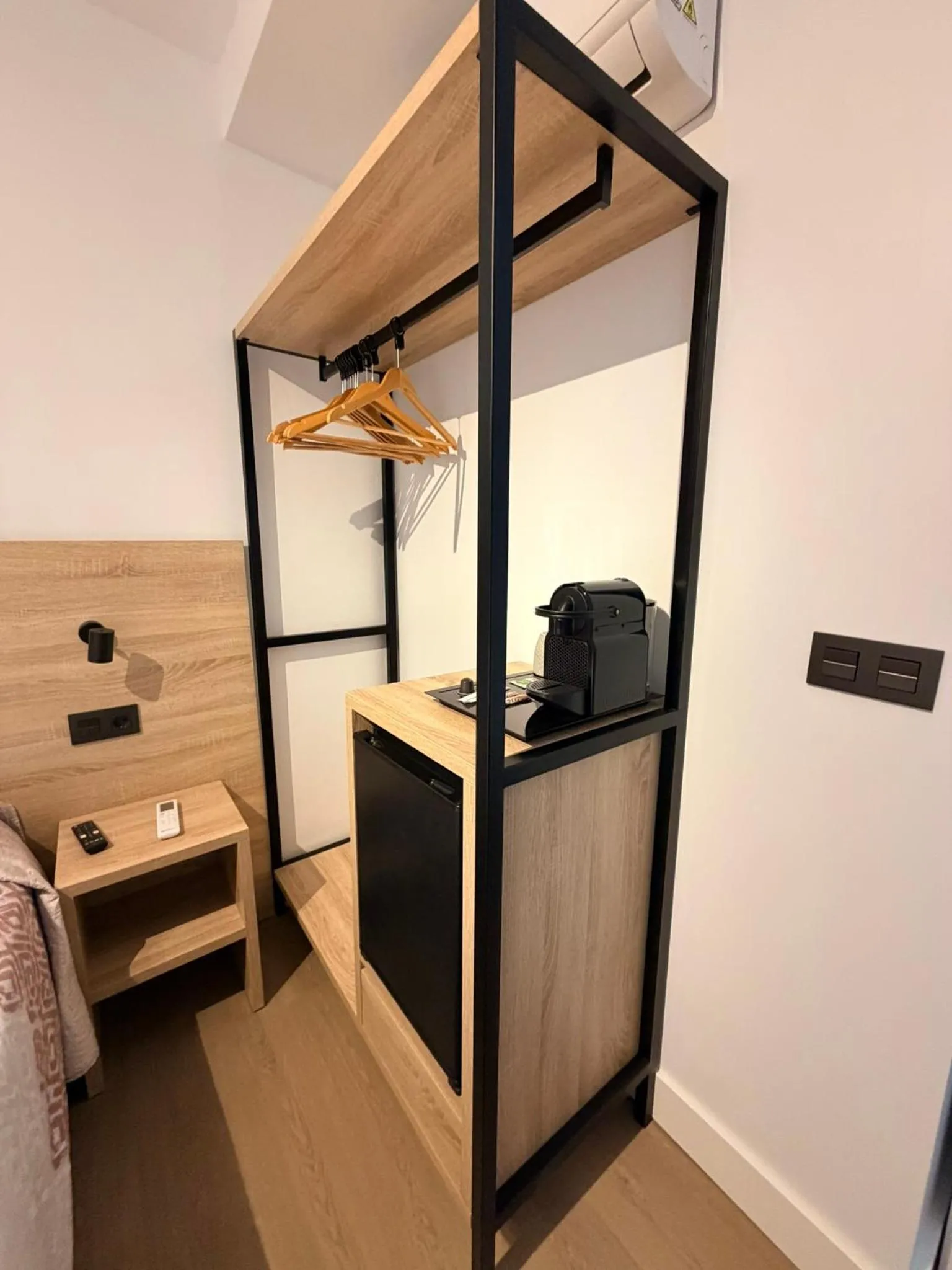 Coffee/tea facilities, Bed in Hostal Juan Carlos