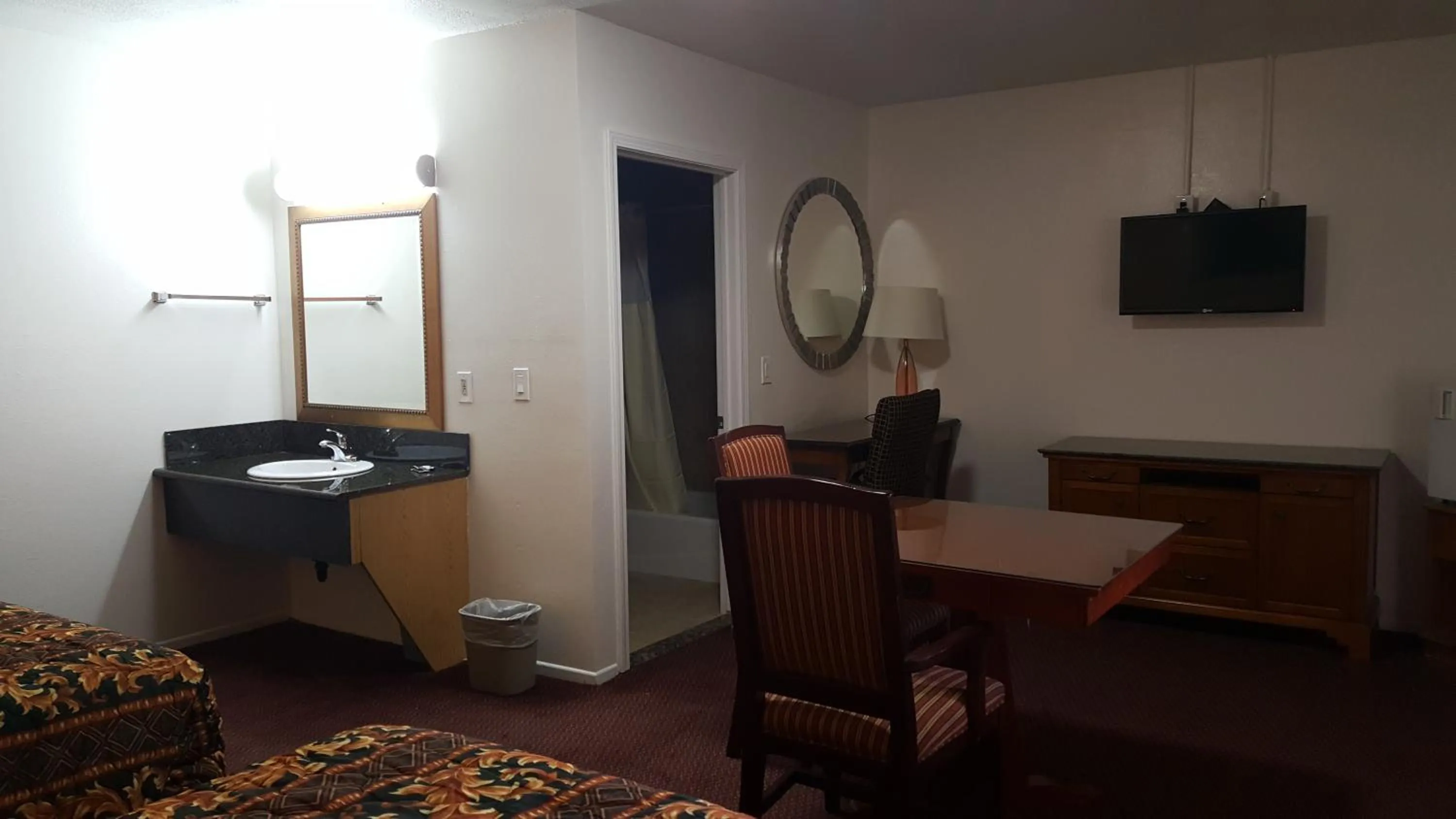 Bed in Flamingo Inn Long Beach